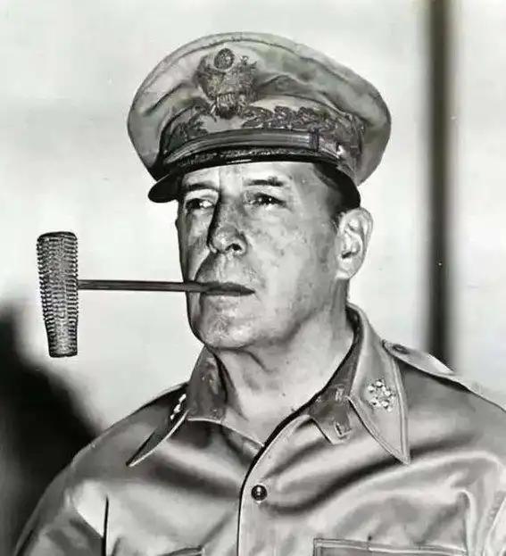 麦克阿瑟私生活糜烂，有一个外号“梅毒司令”，他的崇拜者后来说：可能是他晚年梅毒病