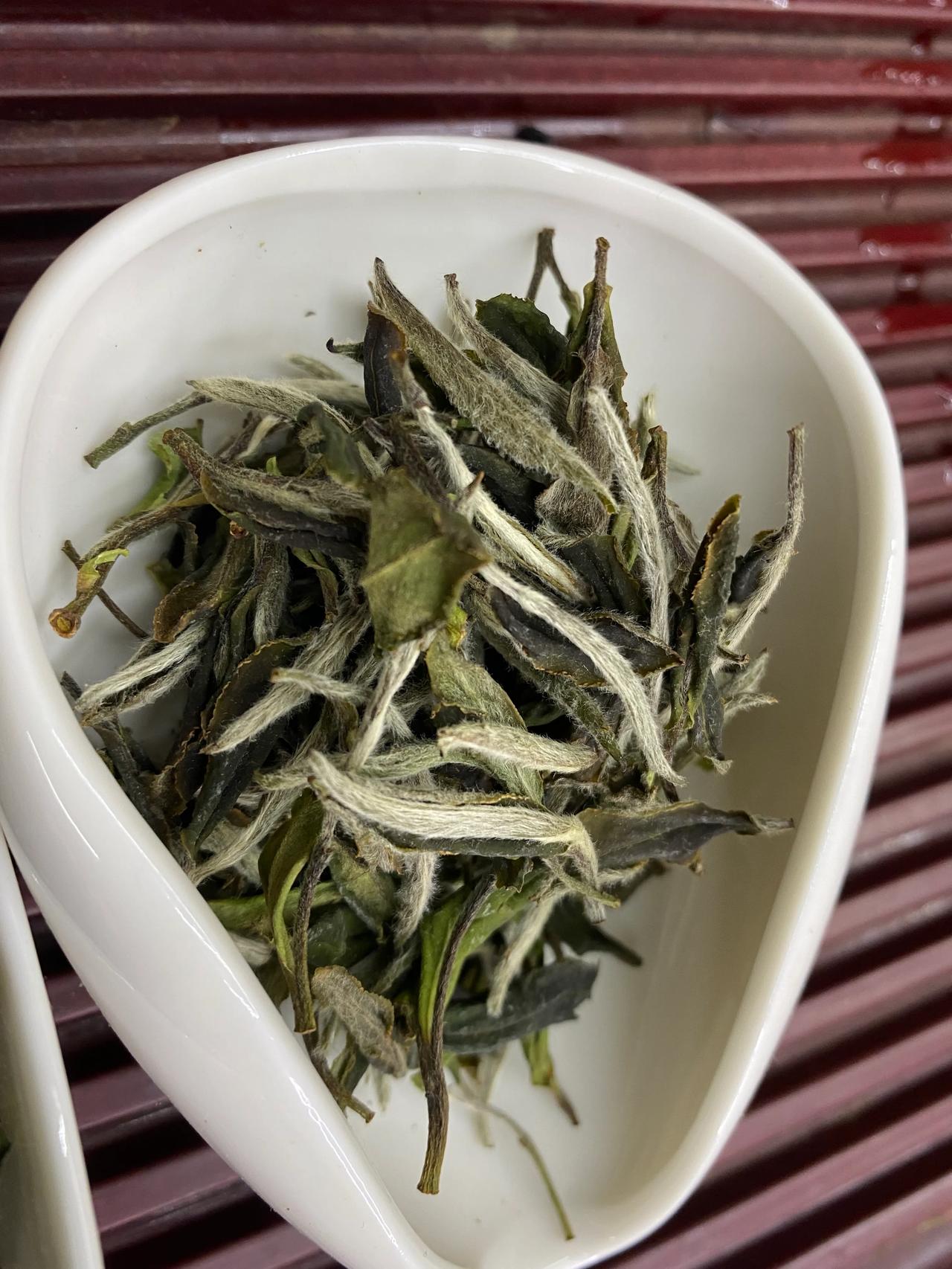 白茶牡丹就是那种，初尝不惊艳，甚至没什么特别的印象！！但是这是一个细水长流型的茶