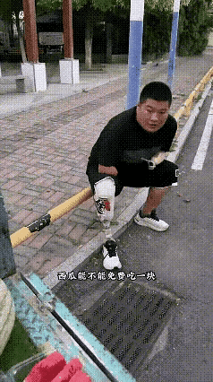 真的被这种不动声色的温柔戳到了鼻子发酸😭
 
简单说下这件暖心小事：
戴假肢的