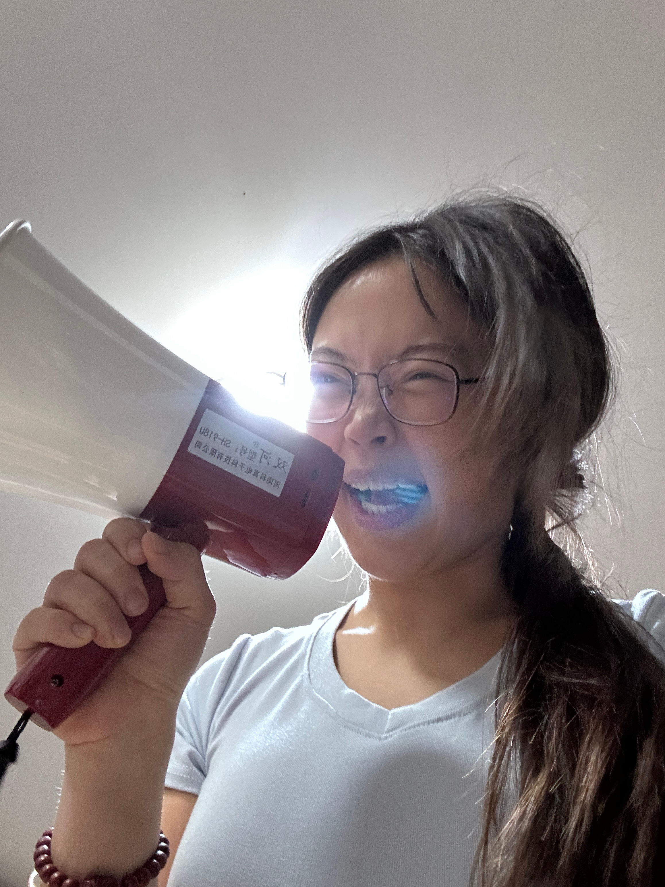 明天萤火虫见我保准每一个人都能见到我。因为我带了个喇叭。 ​​​