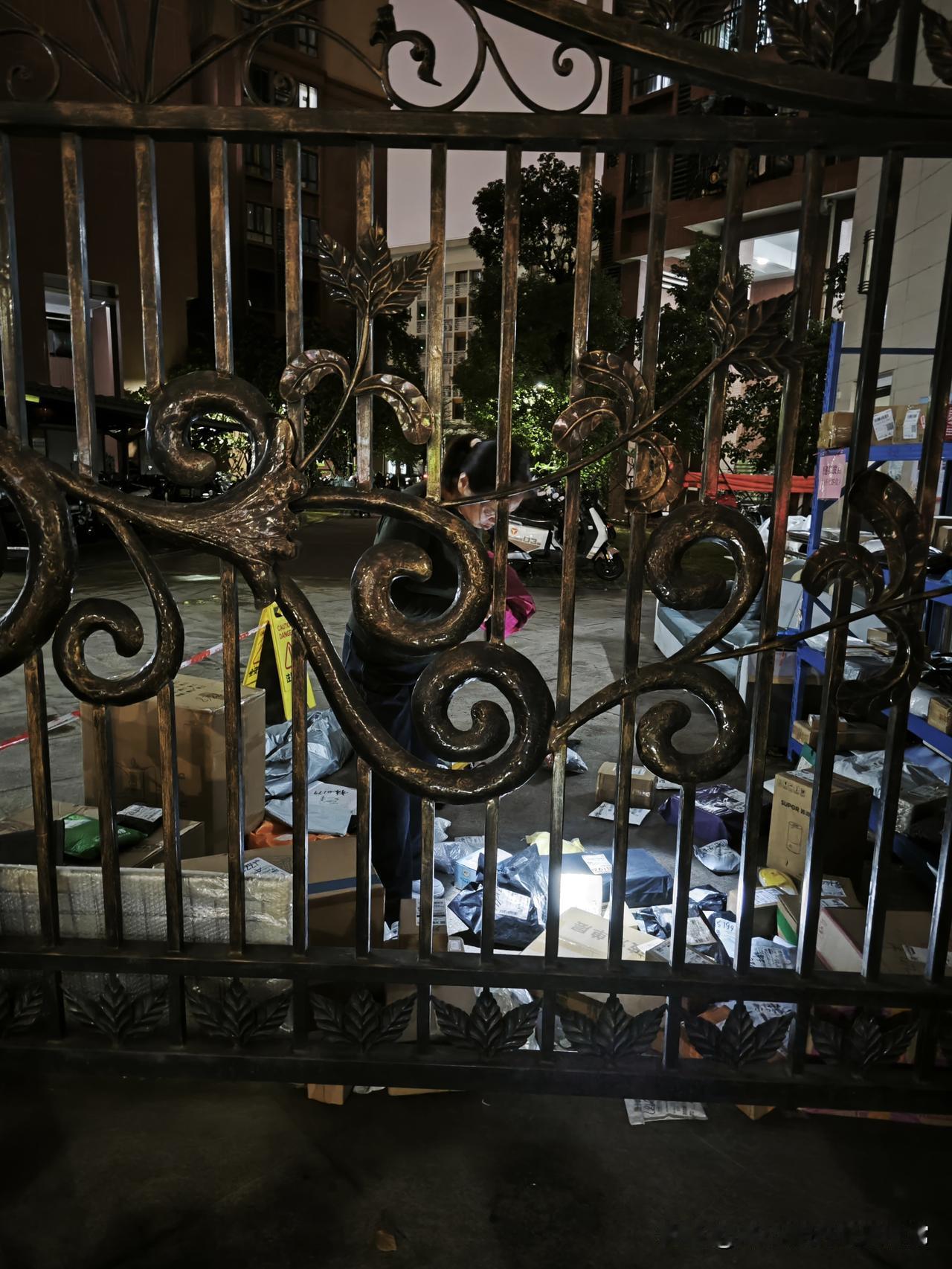 史上最惨的业主要拿手电筒来找快递

晚上路过朋友的回迁房小区，隔着铁艺门直接看傻