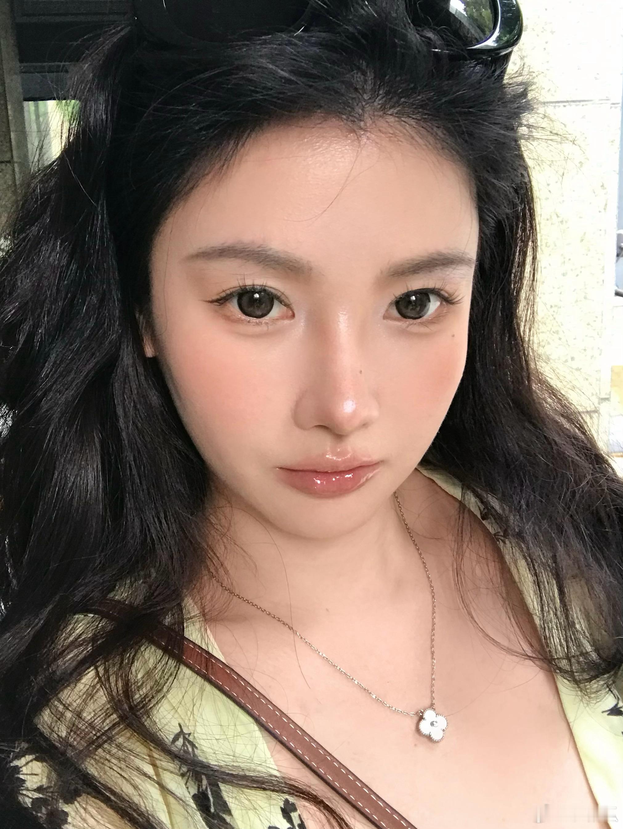 伊娃爱日抛 杏仁奶糖显得眼睛也太大了吧！！！非常网感的芭比娃娃搭配下至，我感觉我