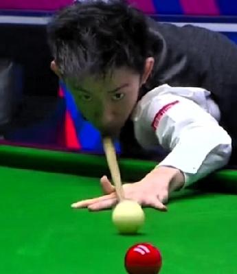 吴宜泽的身高臂长，在斯诺克球台上真是巨大的优势，每次看他倚坐在球台边，支起鹰爪般