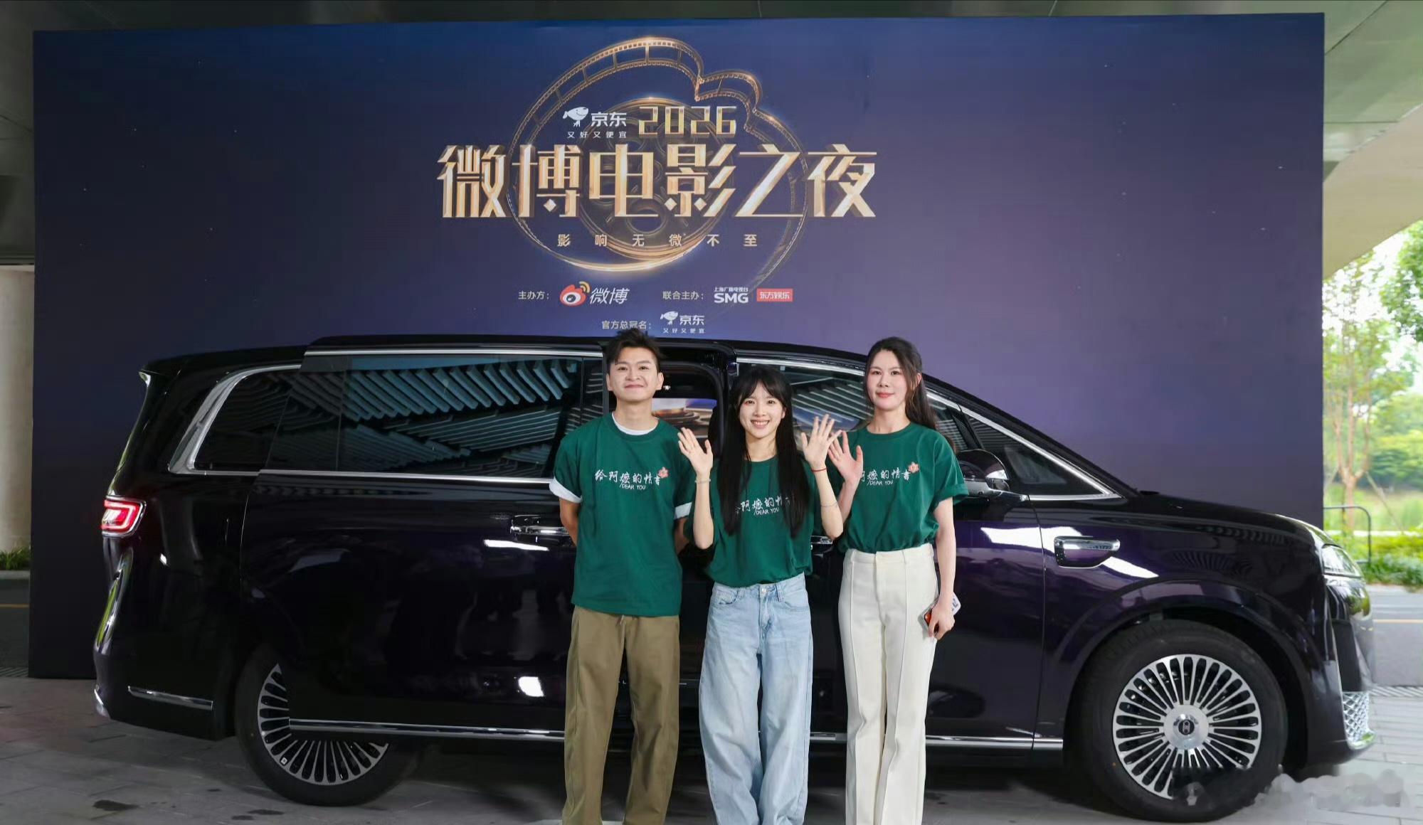 李思潼走红毯也穿工服没想到李思潼第一次走红毯穿的不是礼服是工服，本来还想看她的惊