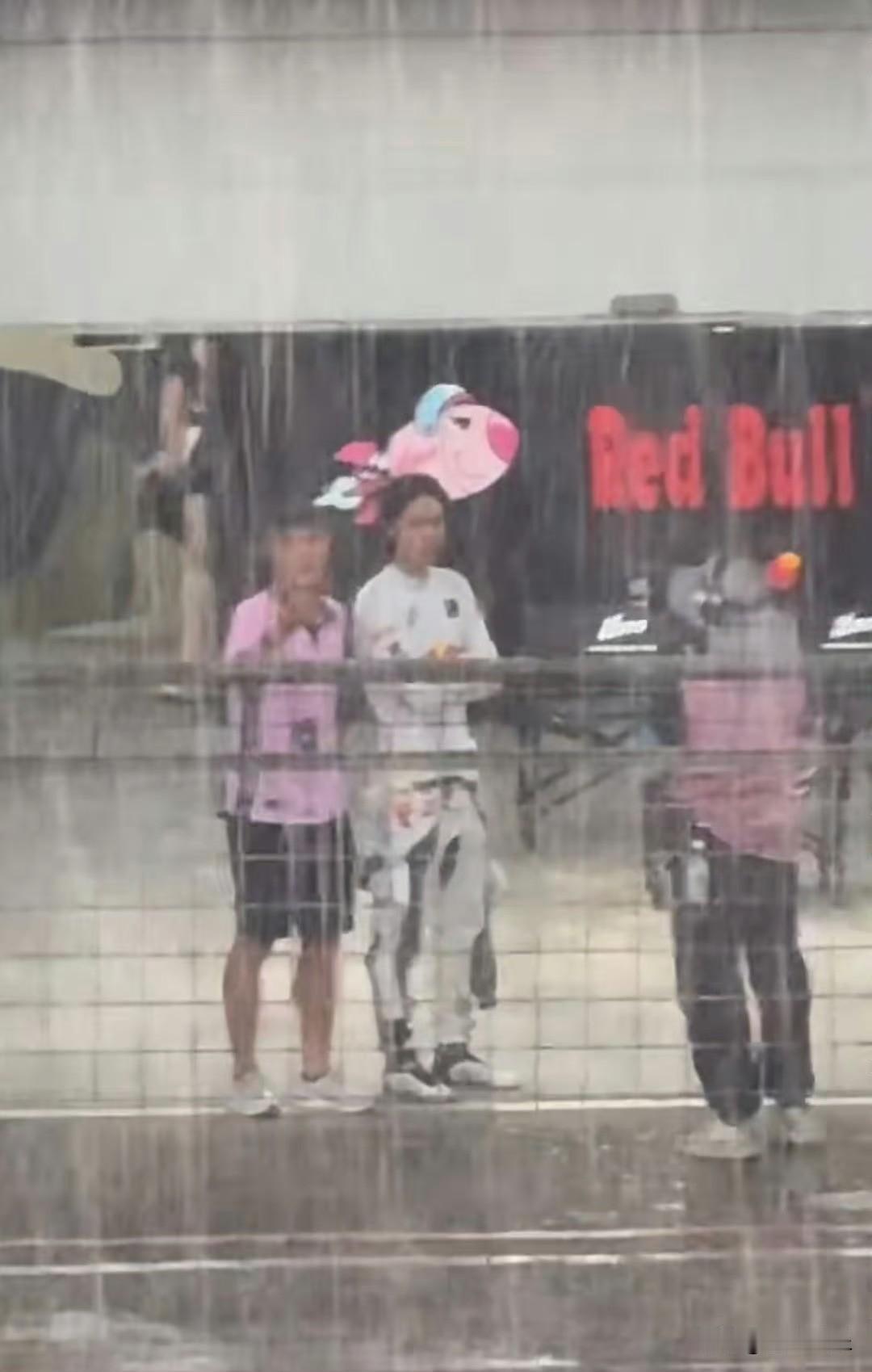 谁能不被这场暴雨戳破防？好多摩托姐姐说这辈子没淋过这么大的雨，却没有一个人离场。