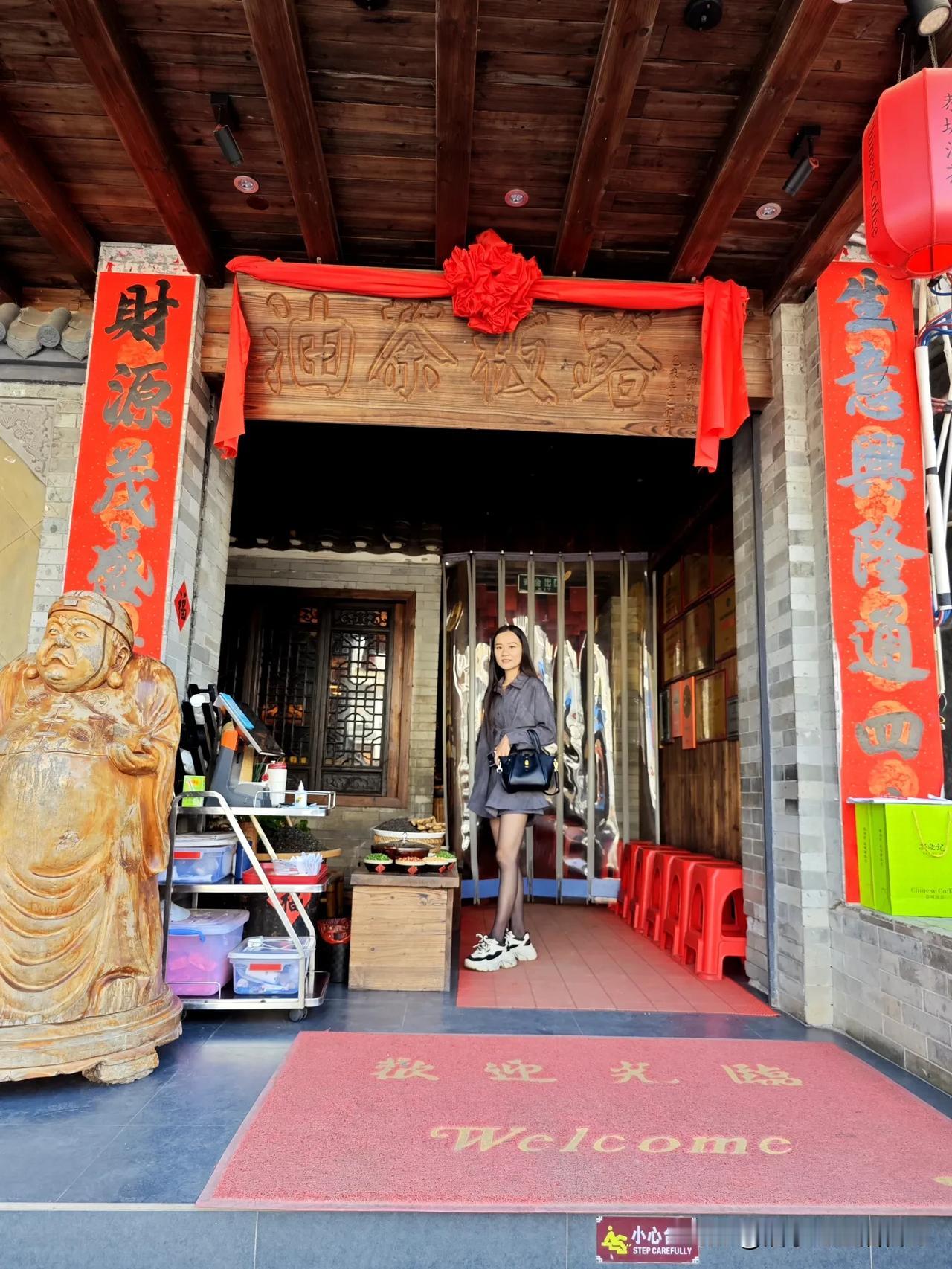 丹姐这次来到小七桂林老家，今儿专程带丹姐来恭城，尝尝本地最地道的油茶，让她也感受