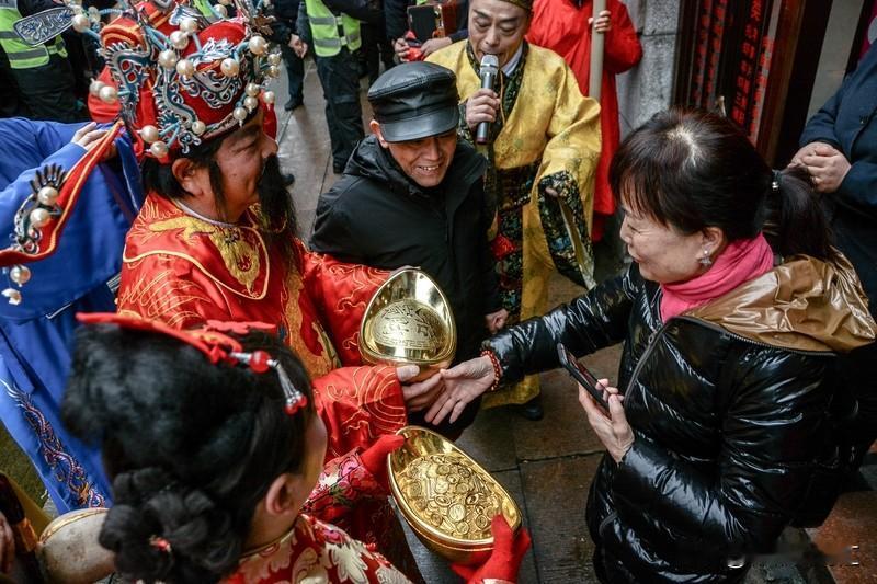 传承和发扬迎财神民俗，得先守住“君子爱财，取之有道”的内核。像文财神范蠡的“三聚