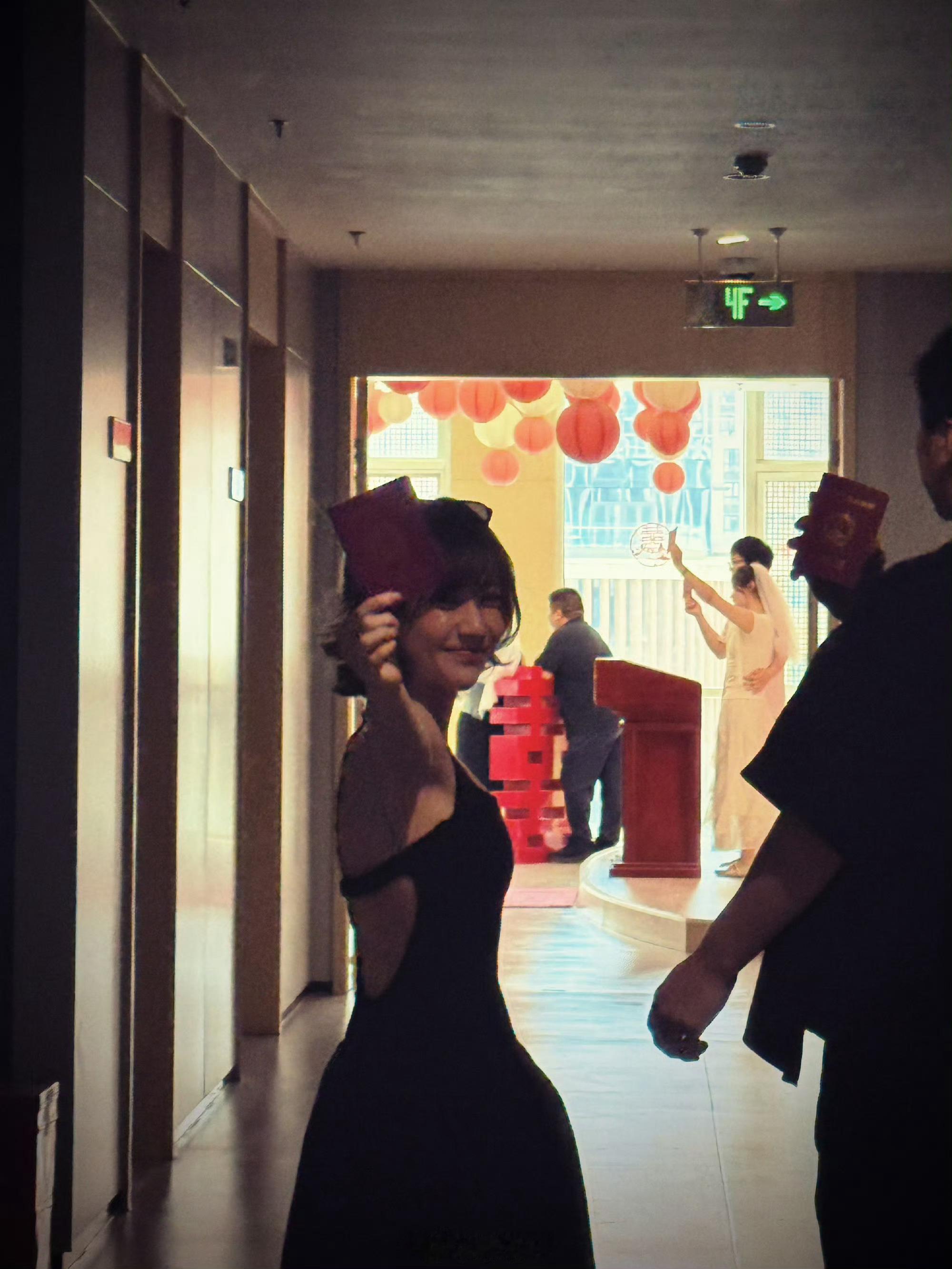 魏笑结婚 恭喜恭喜，不愧是好闺蜜啊，领证都陪着。想起我去年结婚，媳妇闺蜜前前后后