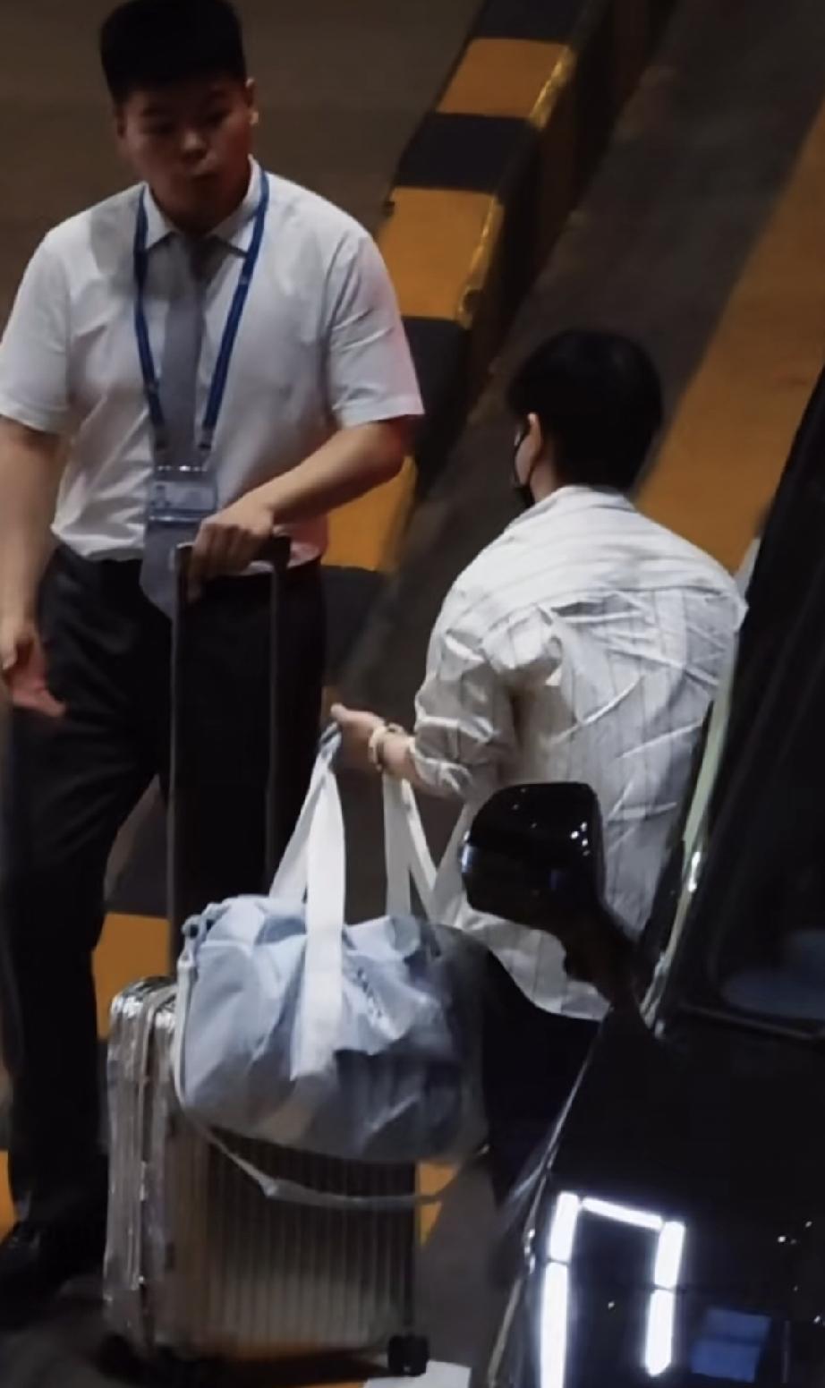 6月22日，乒乓球奥运冠军孙颖莎通过首都机场VIP通道办理登机手续，飞往美国洛杉
