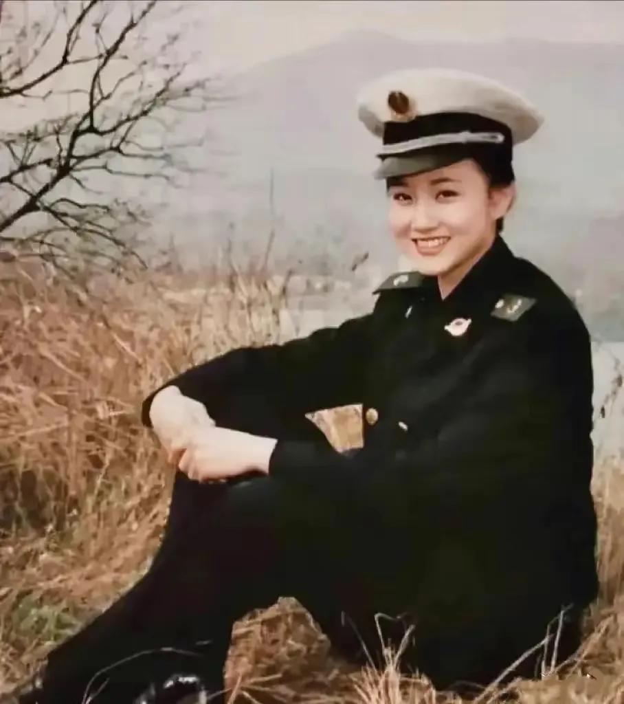 这位座在草地上女军人是90年代的女歌唱家，人美歌甜，你知道她的名字吗？#娱乐# 