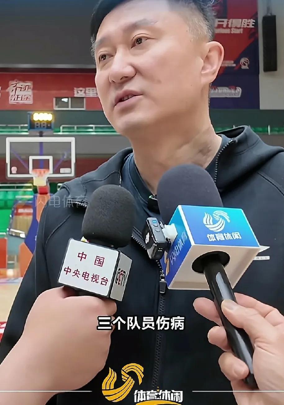 两东今晚卡位战，双方都想拿下，邱彪自从当了教练，面对杜锋却是输的很多赢的很少，今