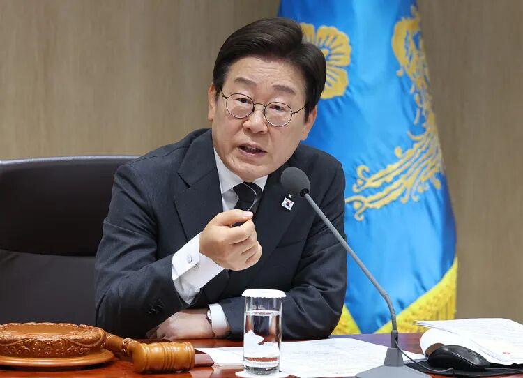 韩国总统李在明在国军日的讲话中称，为了和平以及繁荣，韩国不应依靠任何人，而是要提