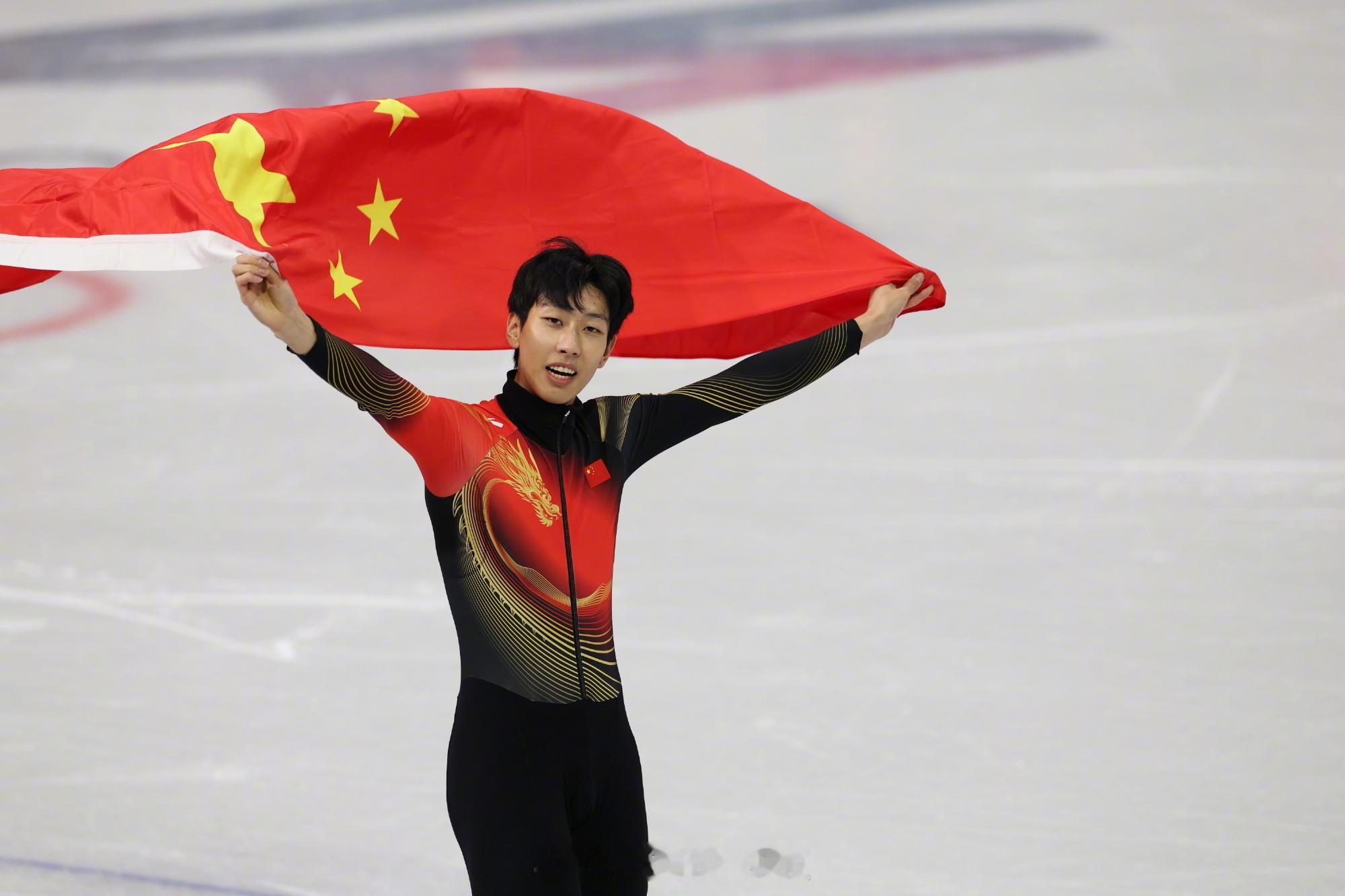 孙龙银牌米兰冬奥会短道速滑男子1000米A组决赛，中国选手孙龙以1分24秒565