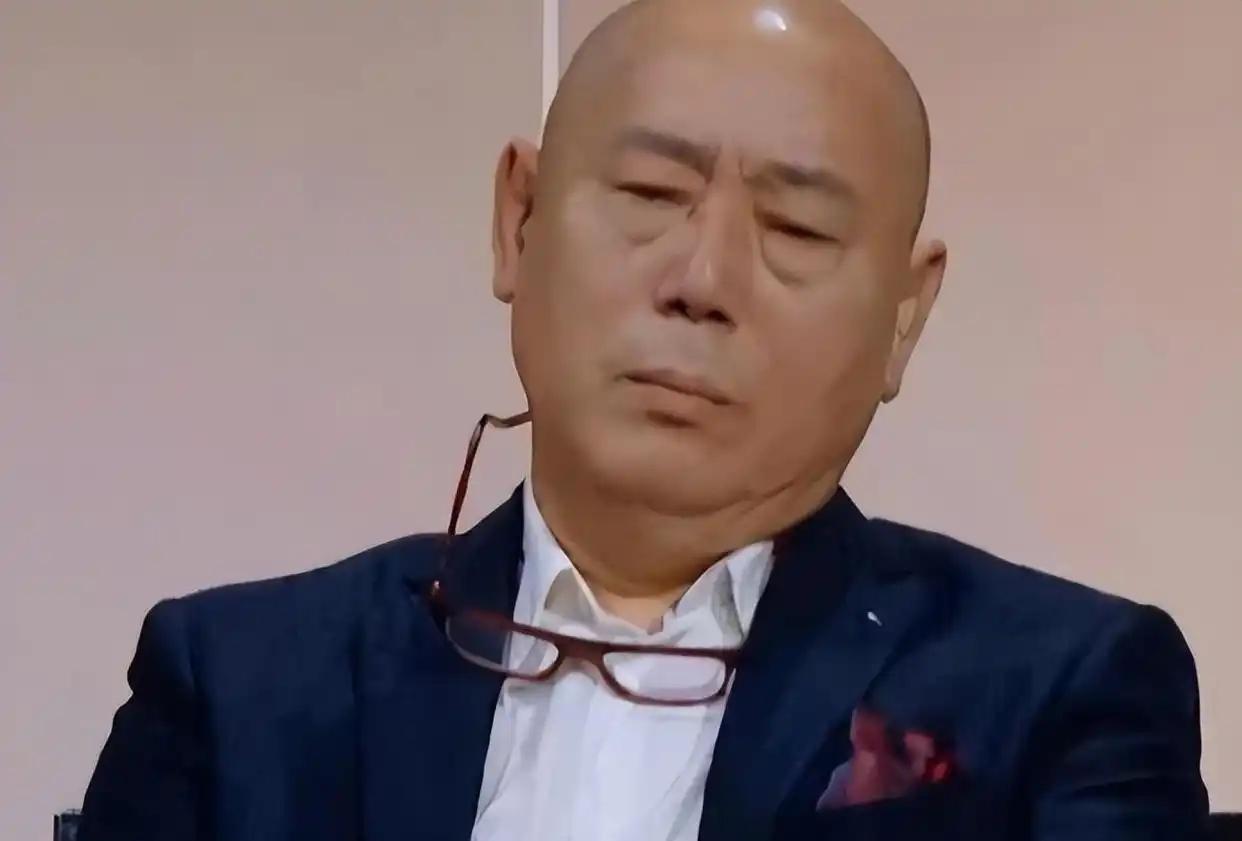 1993年，成为亿万富翁的李成儒，把糟糠妻以及6岁儿子扫地出门，自己住豪宅，儿子