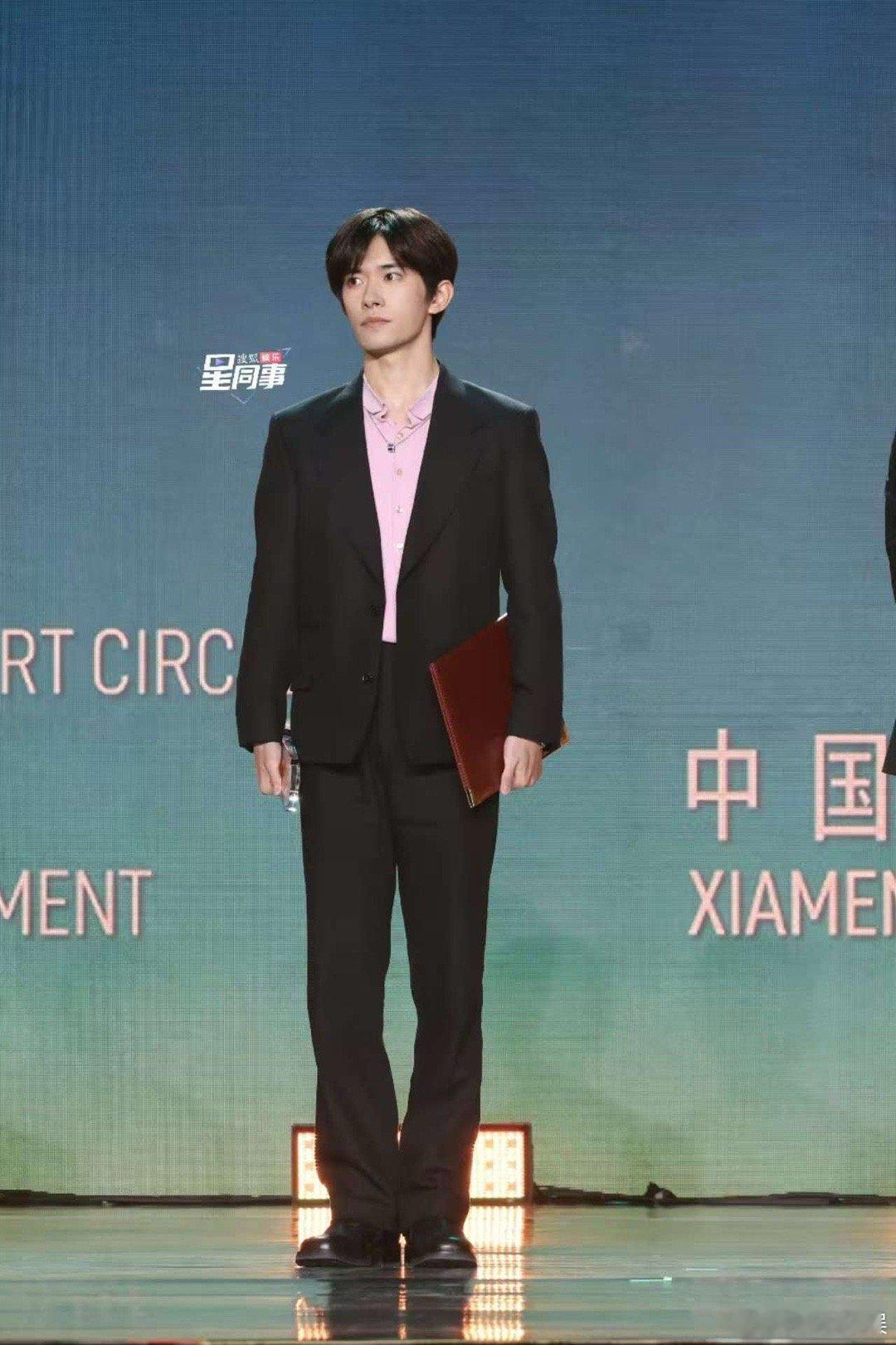 易烊千玺领取提名证书，哇塞，🤩 