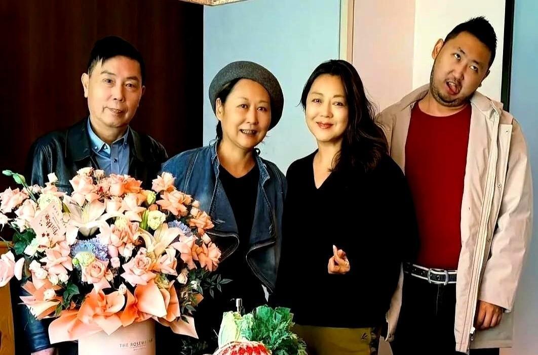 55岁，没生日宴，没直播带货，连朋友圈都没发。
王茜华在农村老家炖了一锅酸菜粉条