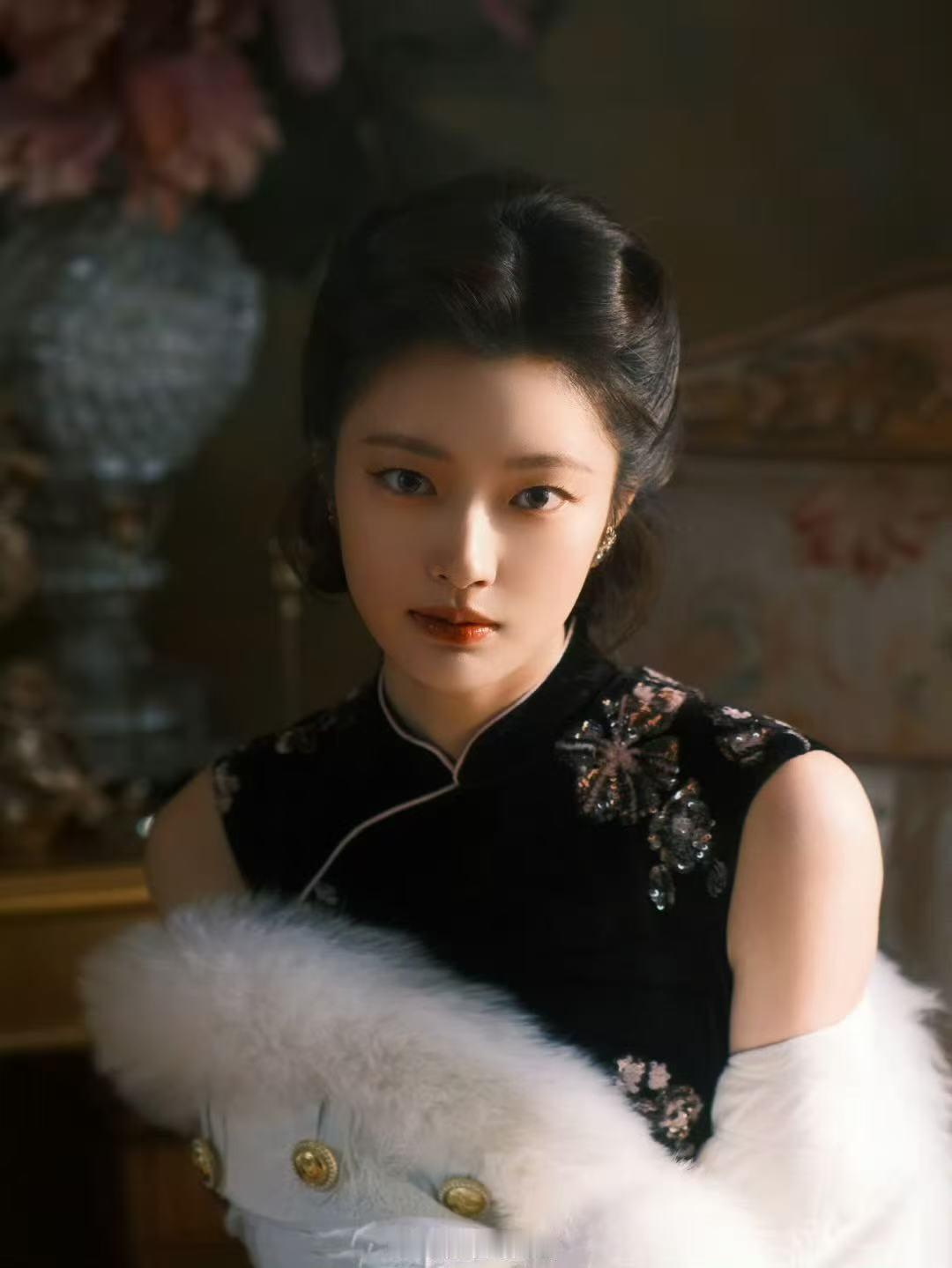 徐若晗旗袍造型大片 ​​​徐若晗真的好适合旗袍造型～各种风格都能驾驭，真的太美啦