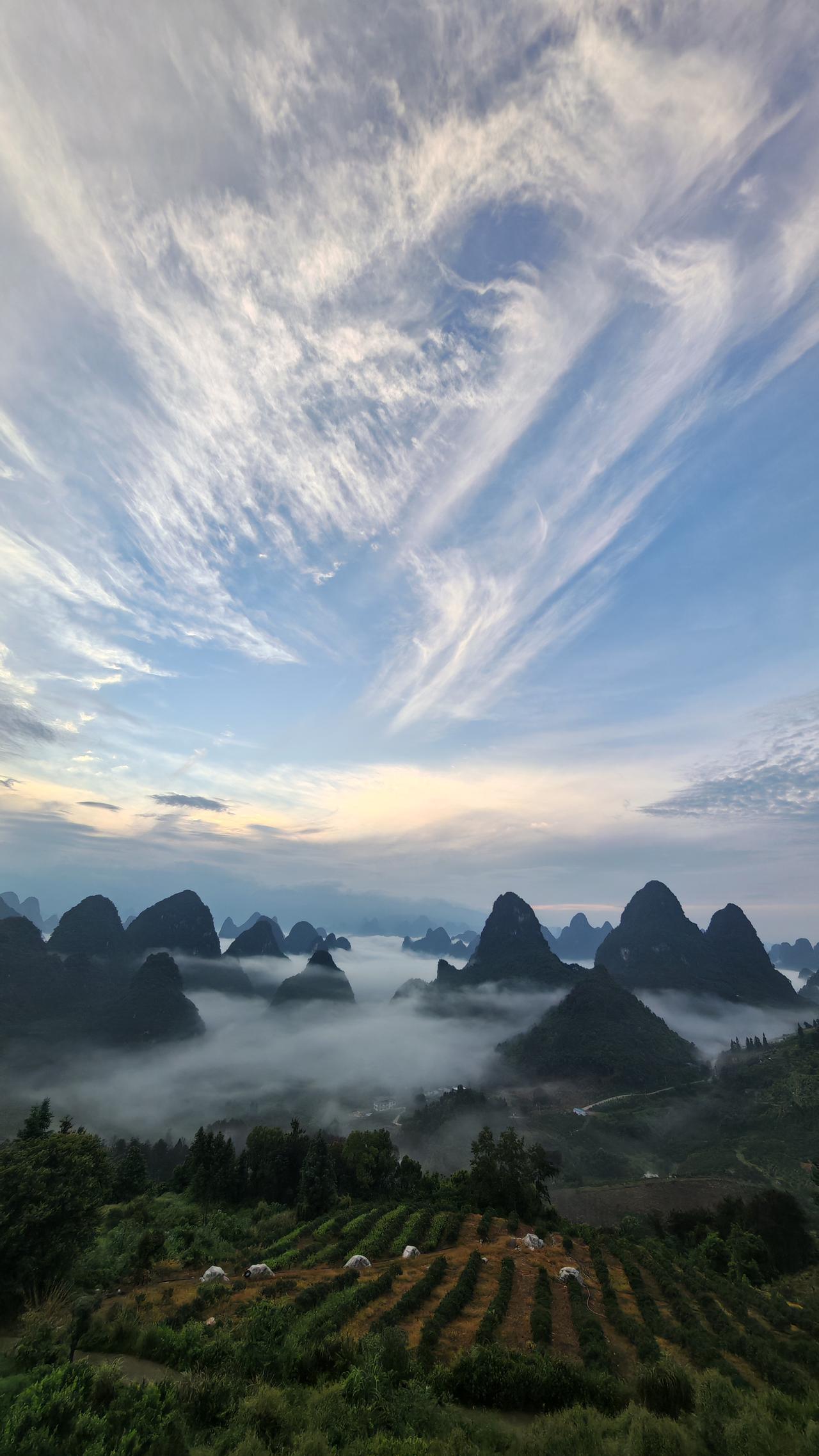 分享一张有关天空的照片大美阳朔.打卡《山屿晨》观漓江日出云海。