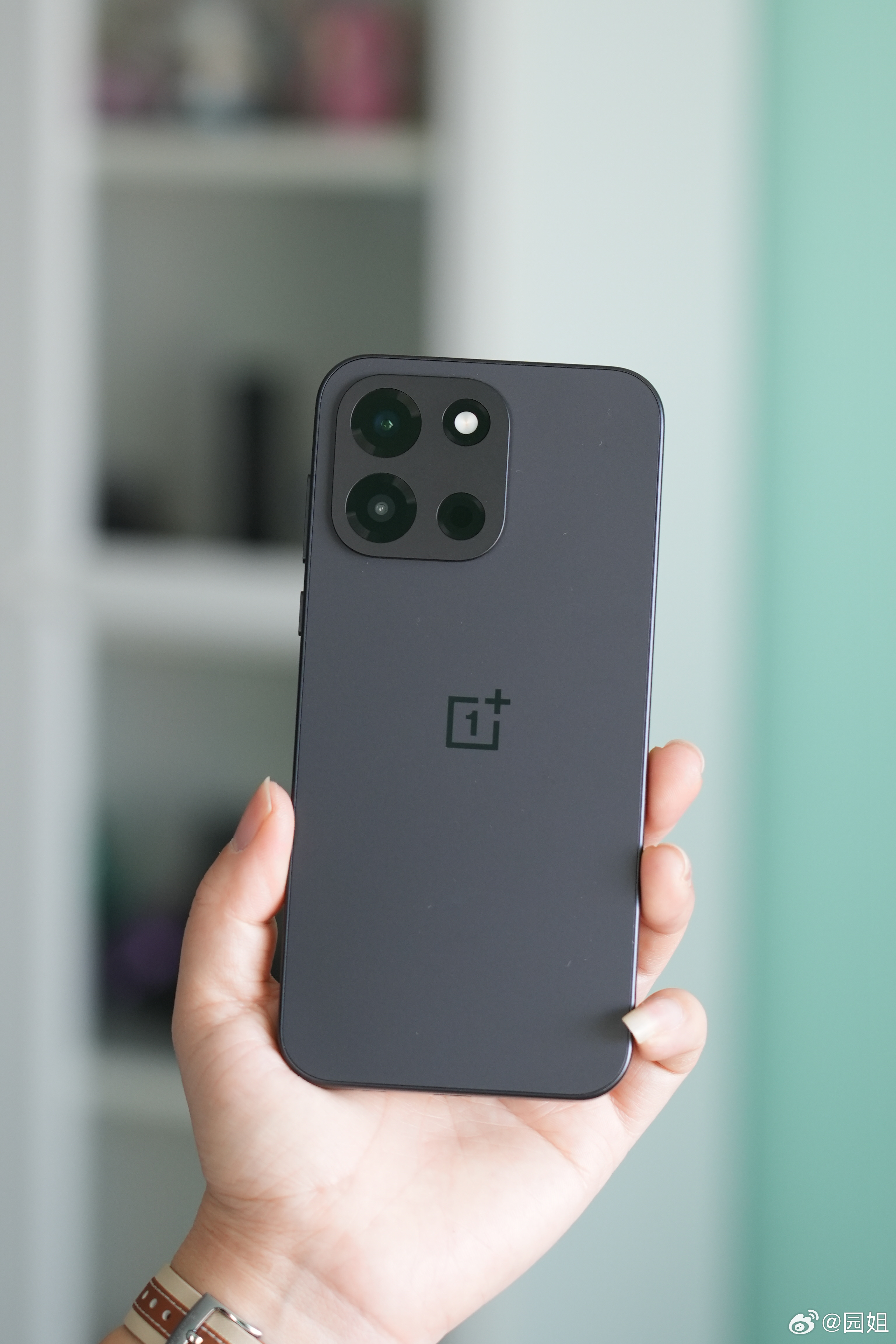 一加Tubro6，这外观看起来还行吧，挺轻薄的，电池很大，手感不错，过几天就发布