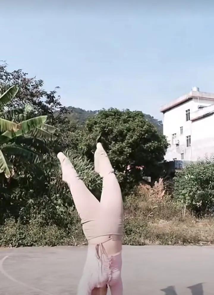 轻盈的舞姿，绽放青春的活力，怀孕期间，女人要不要站跟头搞劈叉？是值得研究的问题，