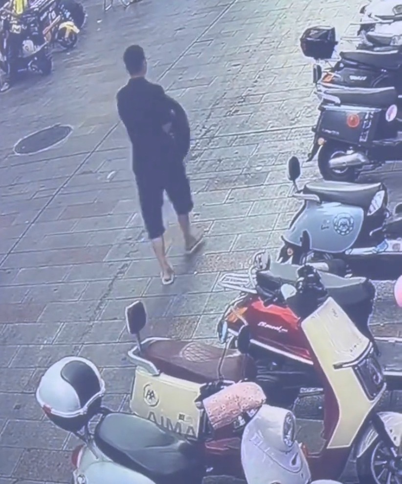 【玉林北流一戴眼镜男子偷挂电车上的东西】网友爆料称：4月22日，玉林市北流市区商