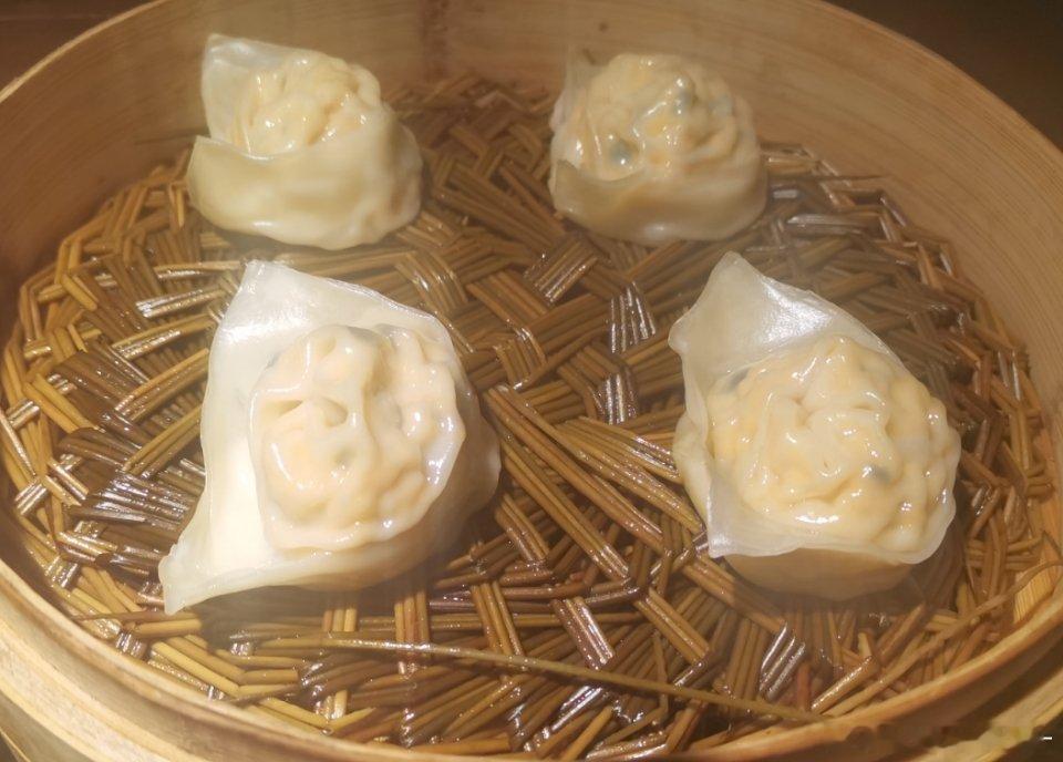 前台小姐姐男朋友送早饭，直接送了一笼子。我还以为这么大笼子一人肯定吃不完，打开一
