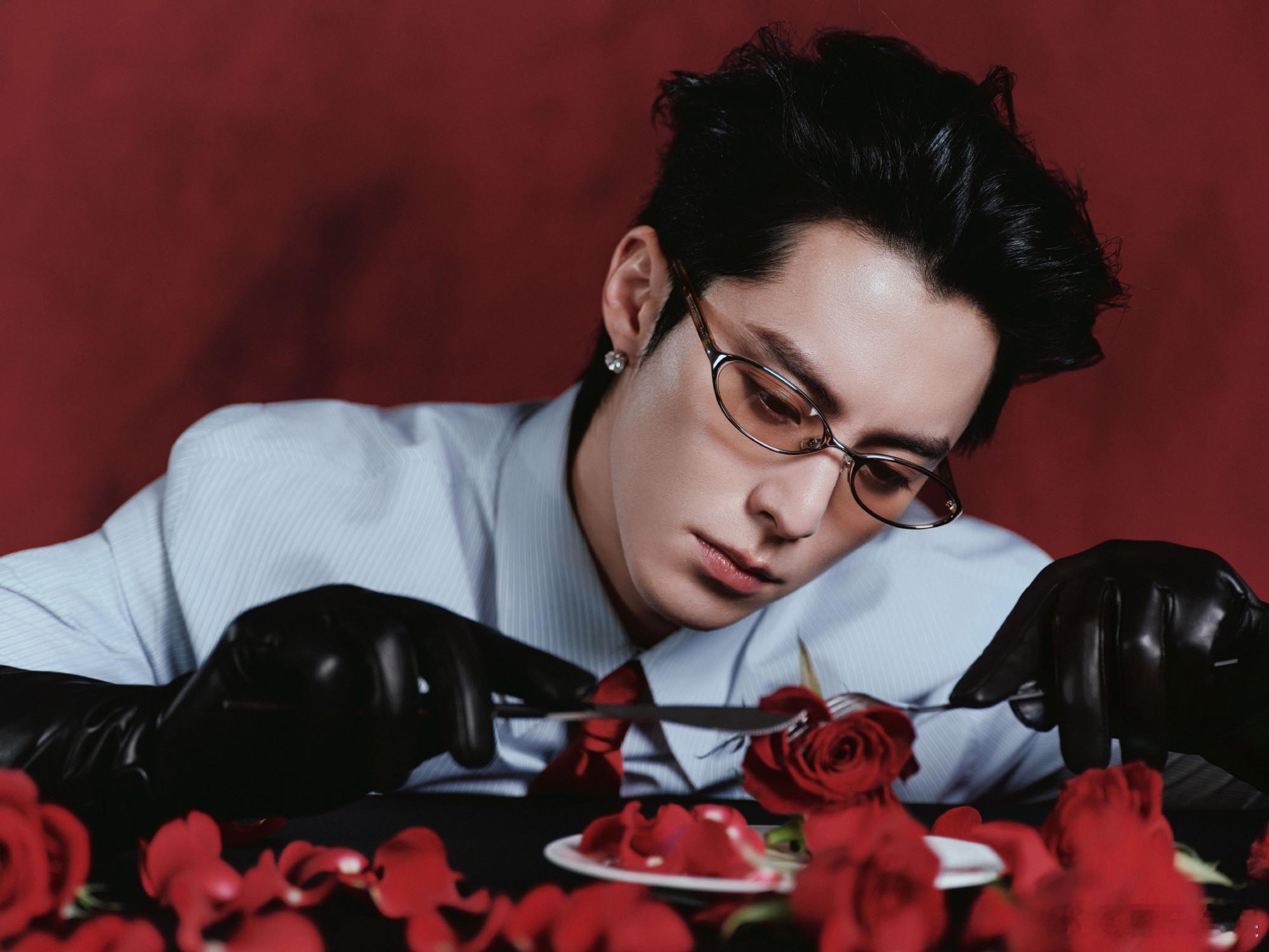 王鹤棣切玫瑰王鹤棣手握玫瑰王鹤棣手握玫瑰，真帅，[哇][哇] ​​​