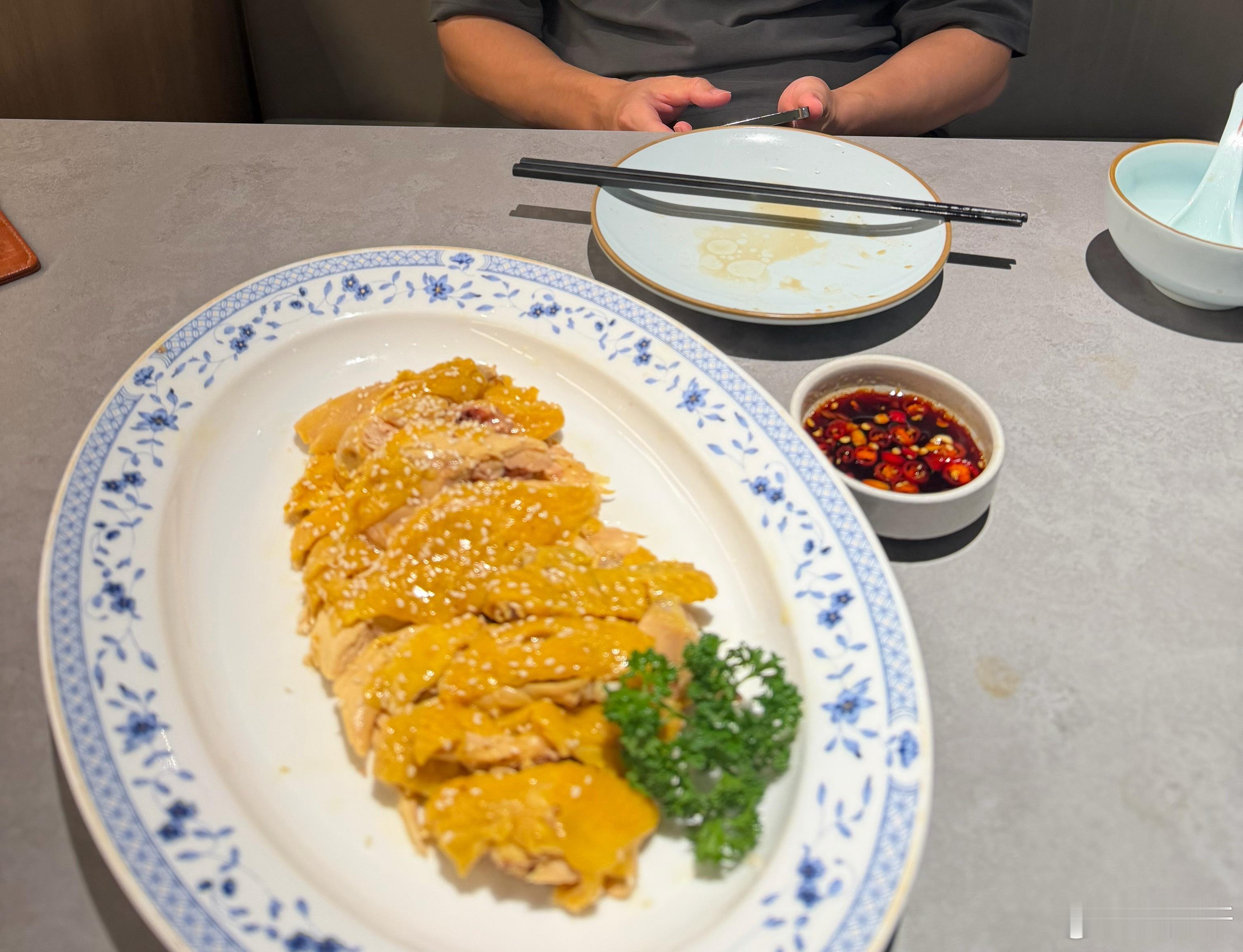 上海市区知名商场，吃这个餐294元（还有两道菜没拍）。我拿不太准，你们觉得怎么样