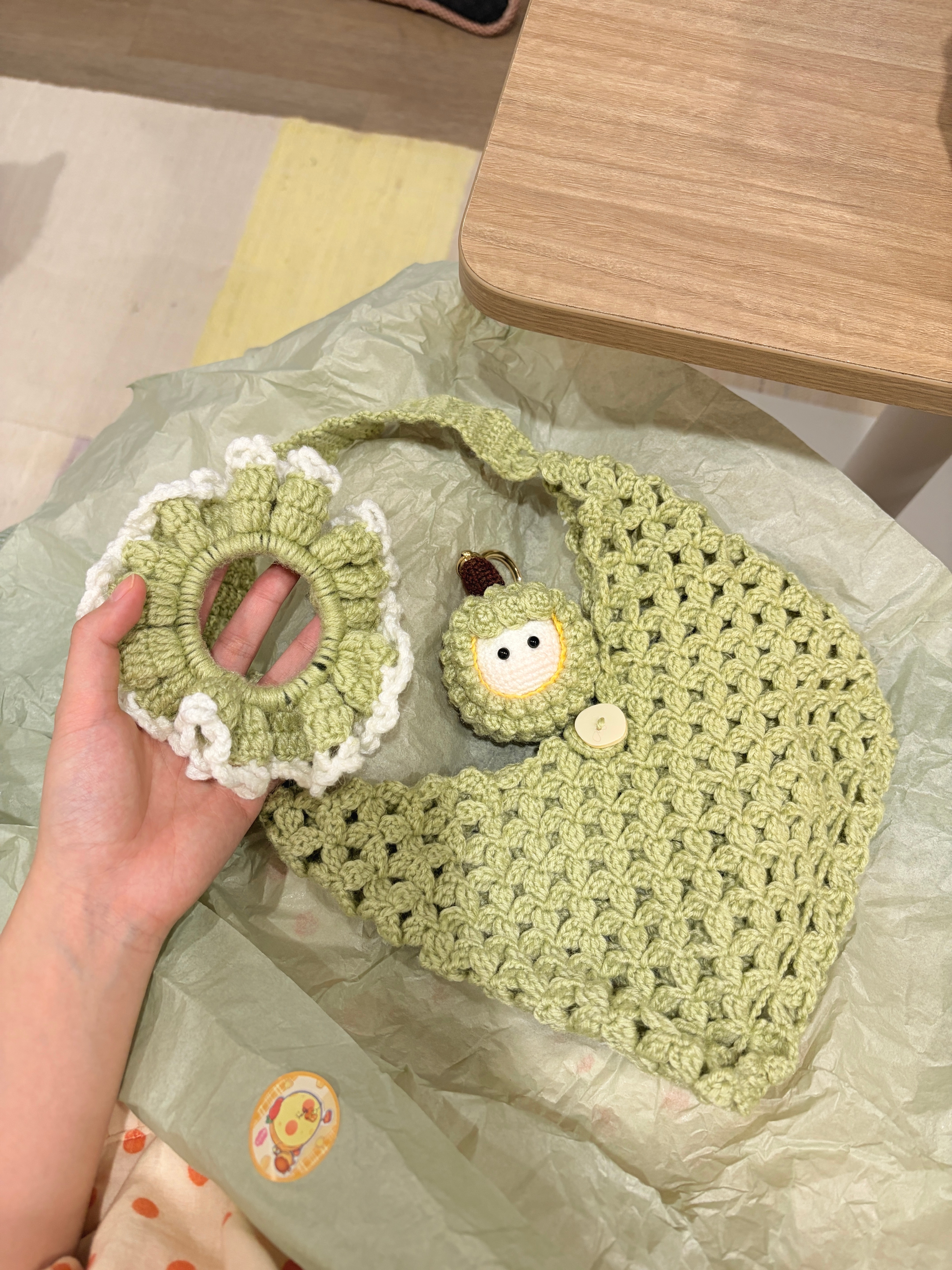 雯姐妈妈给我手工钩的三件套萌之！没想到咪脖这么细 ​​​