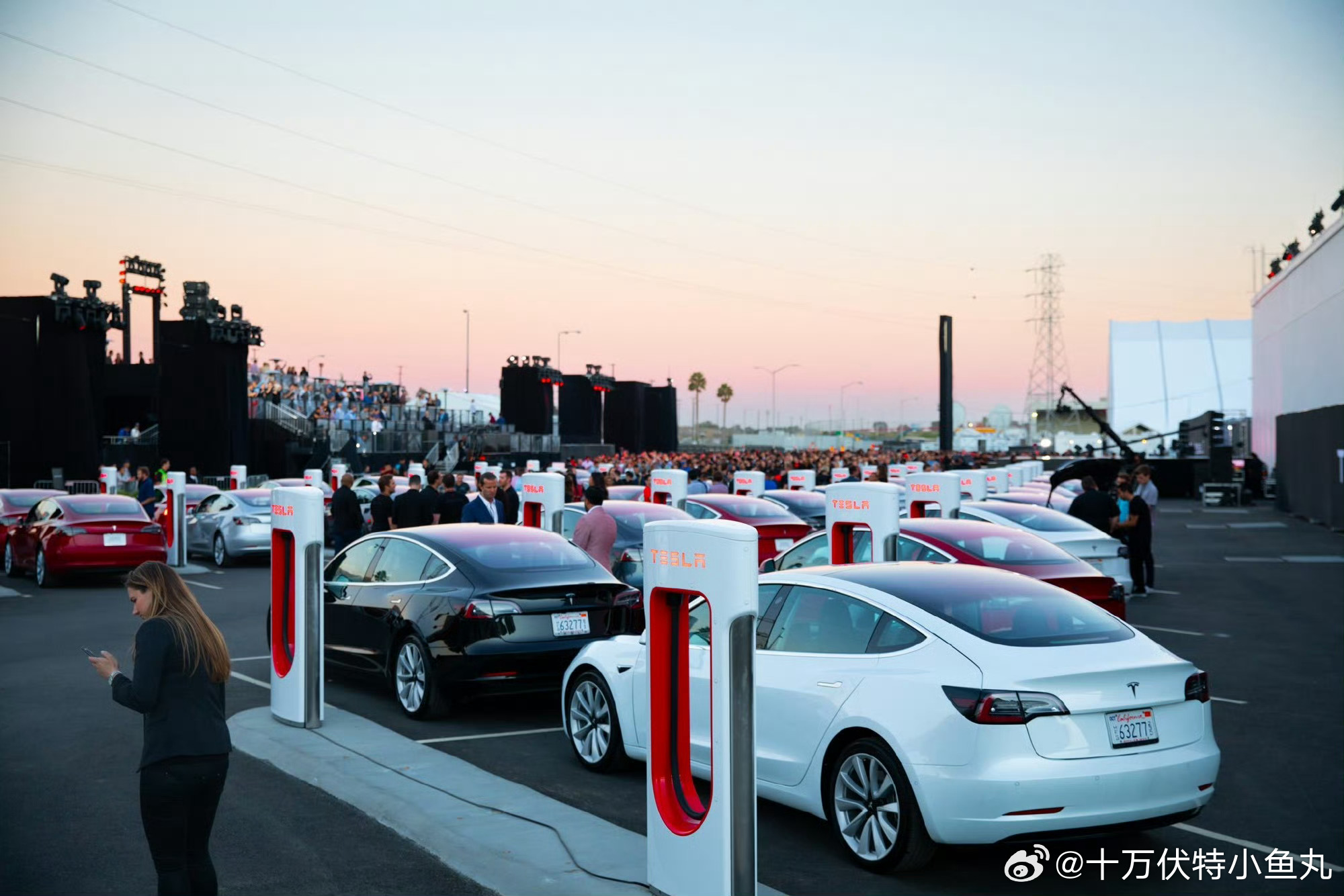 特斯拉Model3发布10周年  毛豆3已经发布十周年了 这一条大鲶鱼激活了中国