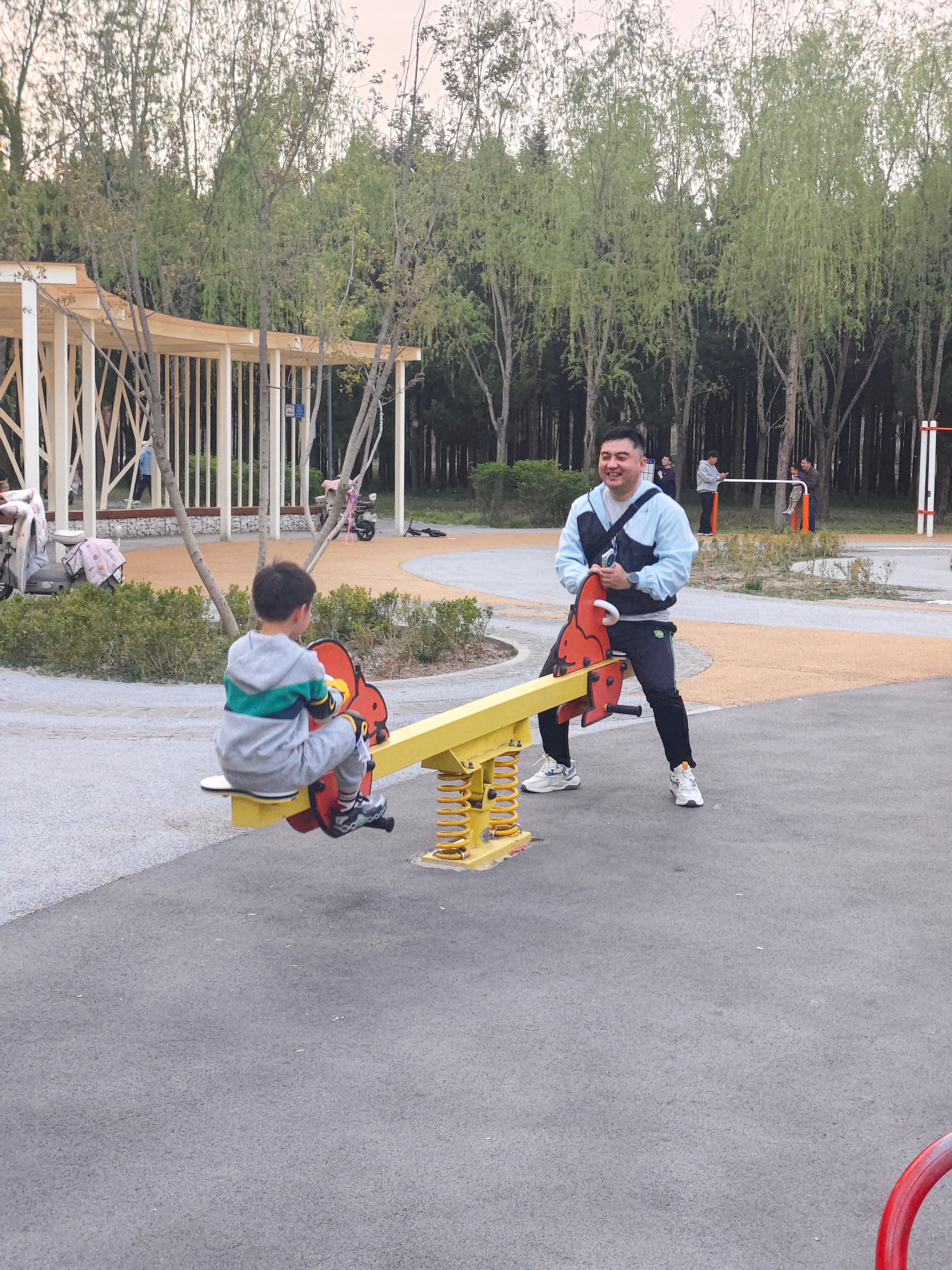 出来骑车，碰见个游乐园，大哥让我坐一边休息看车，说他来陪娃我咋觉得更像是娃陪着他