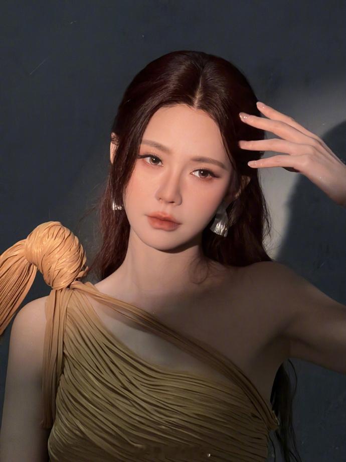 沈梦辰晒礼服live为披荆斩棘送祝福live镜头真实记录美貌时刻，沈梦辰身着鎏金