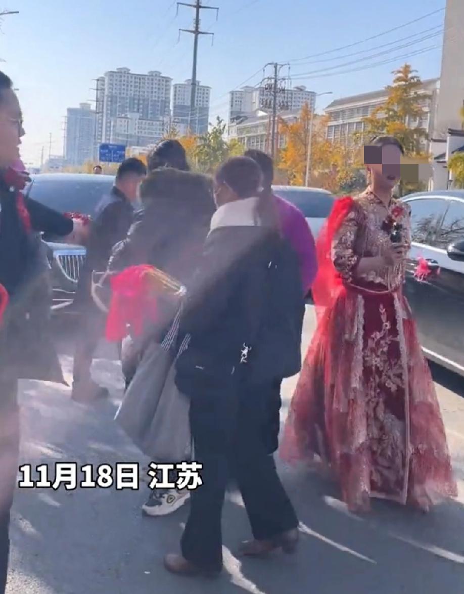 这几个大妈出名了
不止徐州人知道，
全国人民都知道了，大妈们拦住婚车要烟，新娘子