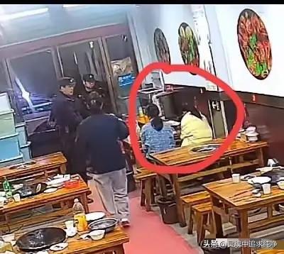 两位小仙女吃霸王餐，磨蹭半天不付款。假装打电话叫人送钱来，老板耐心等待，半天不见