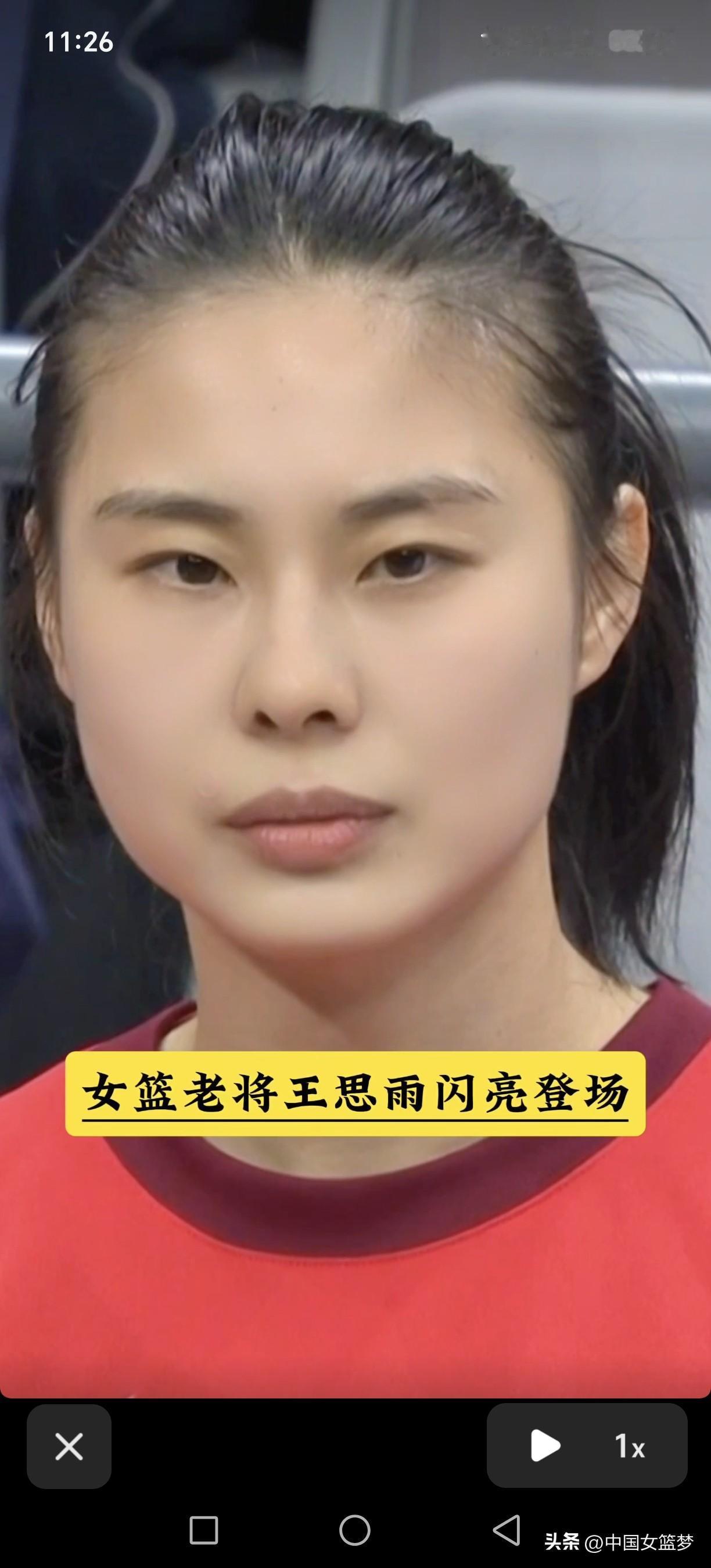 霸气雄风女篮老将王思雨闪亮登场！靓仔杨舒予拿球，背后有防守！立即传给三分线上队友