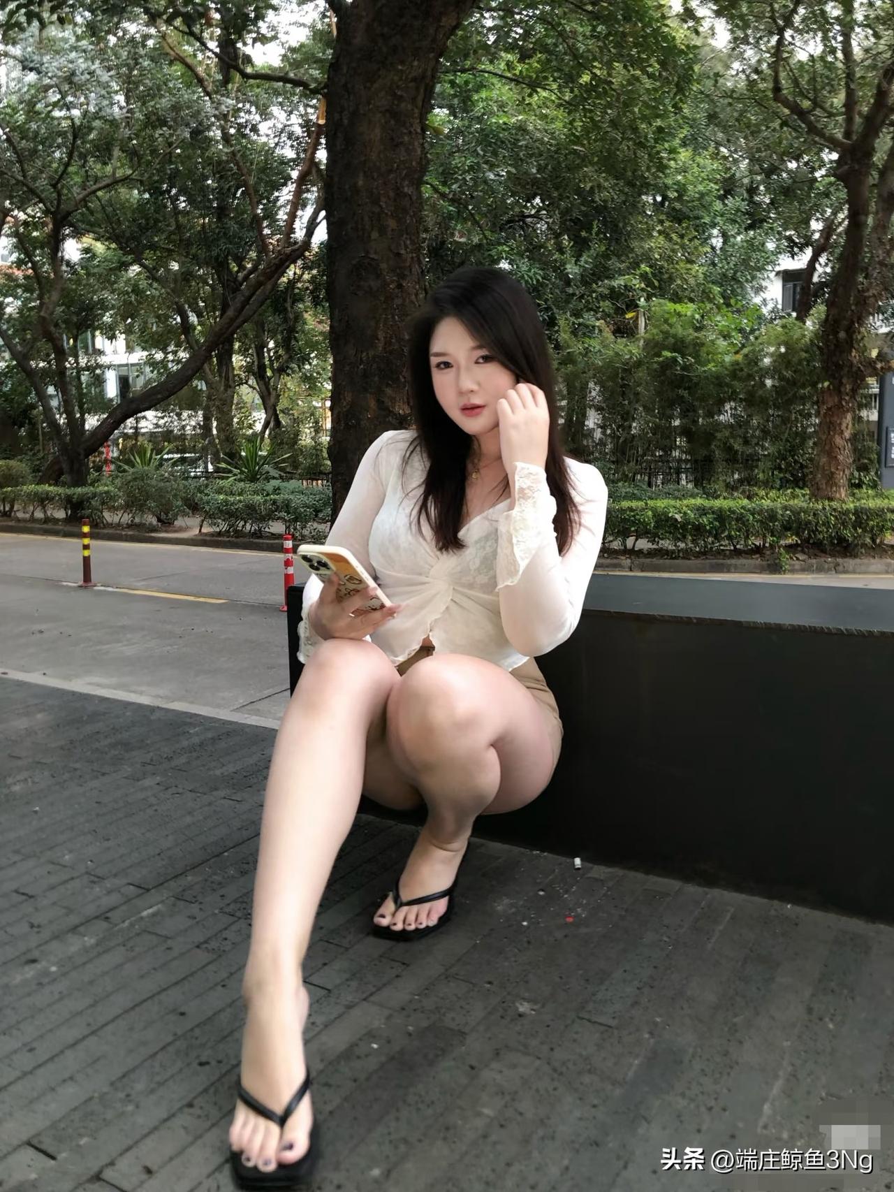 在树荫下享受悠闲时光，手机相伴，轻松自在。🌳📱😊少女风写真照 能送给我一句