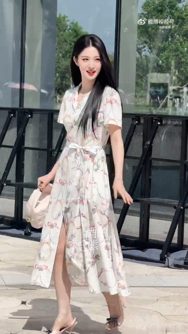 王楚然王楚然摔跤也能出神图王楚然摔跤神图 王楚然的也能摔跤出神图，和粉丝打招呼差