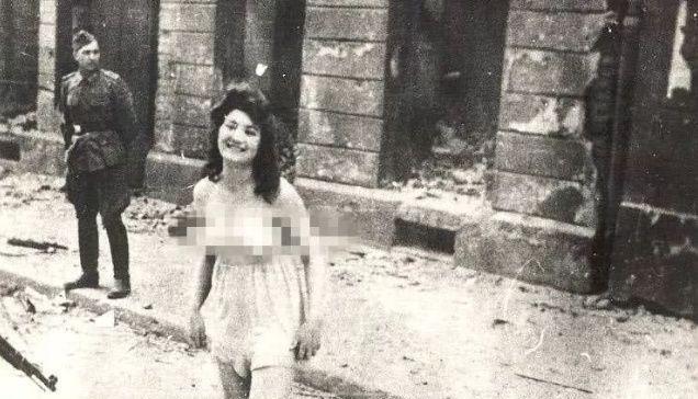 1943年，纳粹德国士兵在一个集中营里，要求犹太人挨个接受检查，当年轻漂亮的犹太