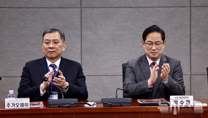 昨天把台北驻韩国代表处代表邀请到韩国国会召开座谈会的是在野的国民力量党议员朴洙瑩