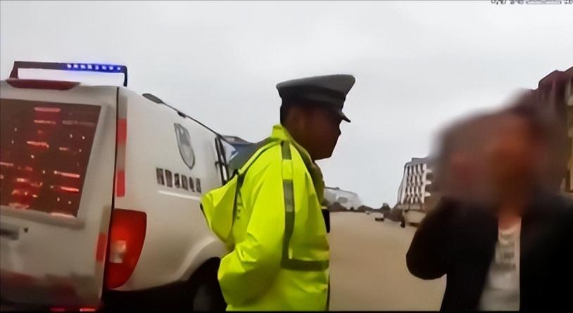 太冲动了！”江西抚州，男子没吃饭上高速，中途感觉有点低血糖，就把车停到应急车道吃