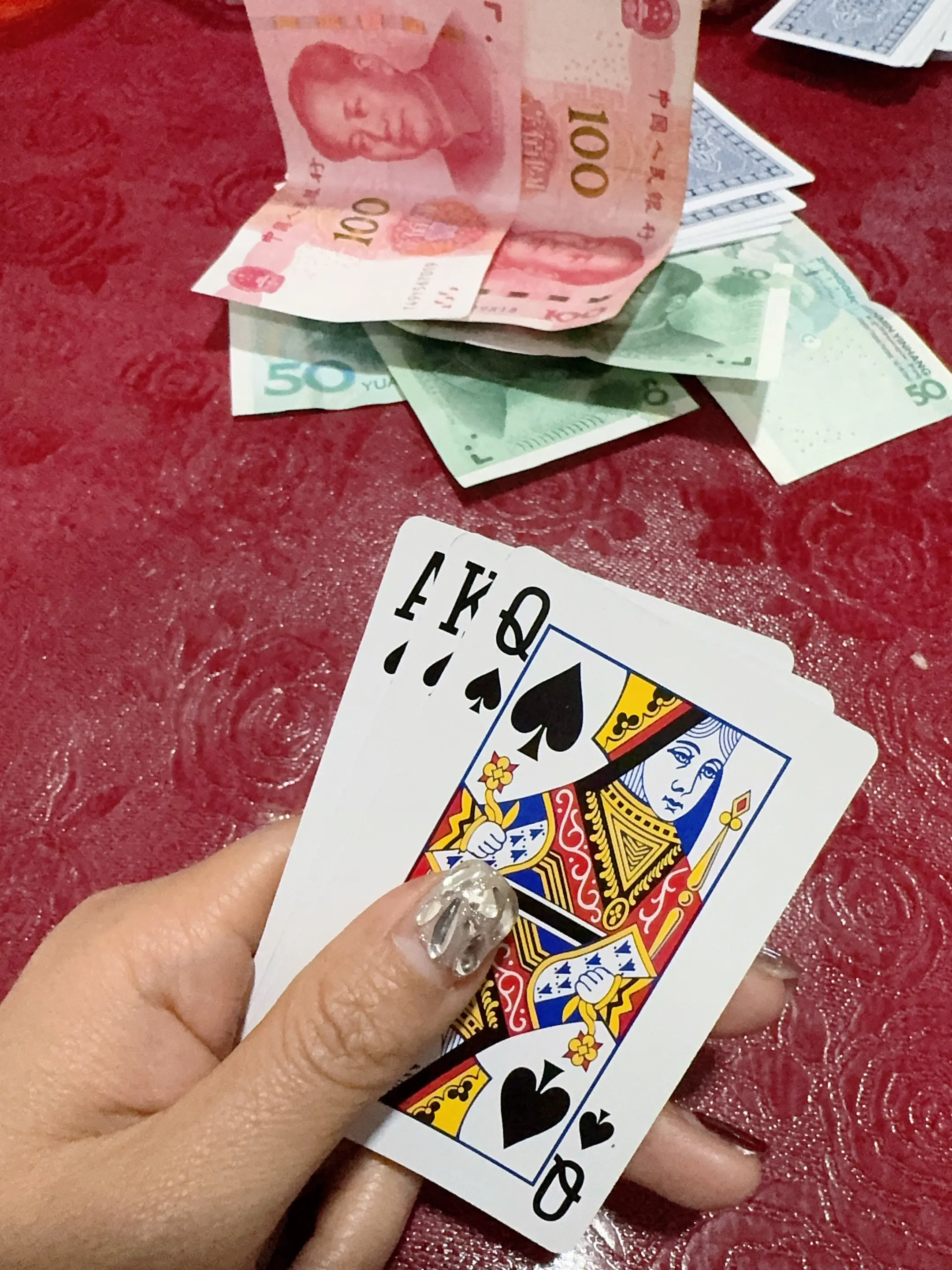 没回信息就是在炸金花，回信息就是炸完了，语气温柔就是赢了，不耐烦就是输了湖南