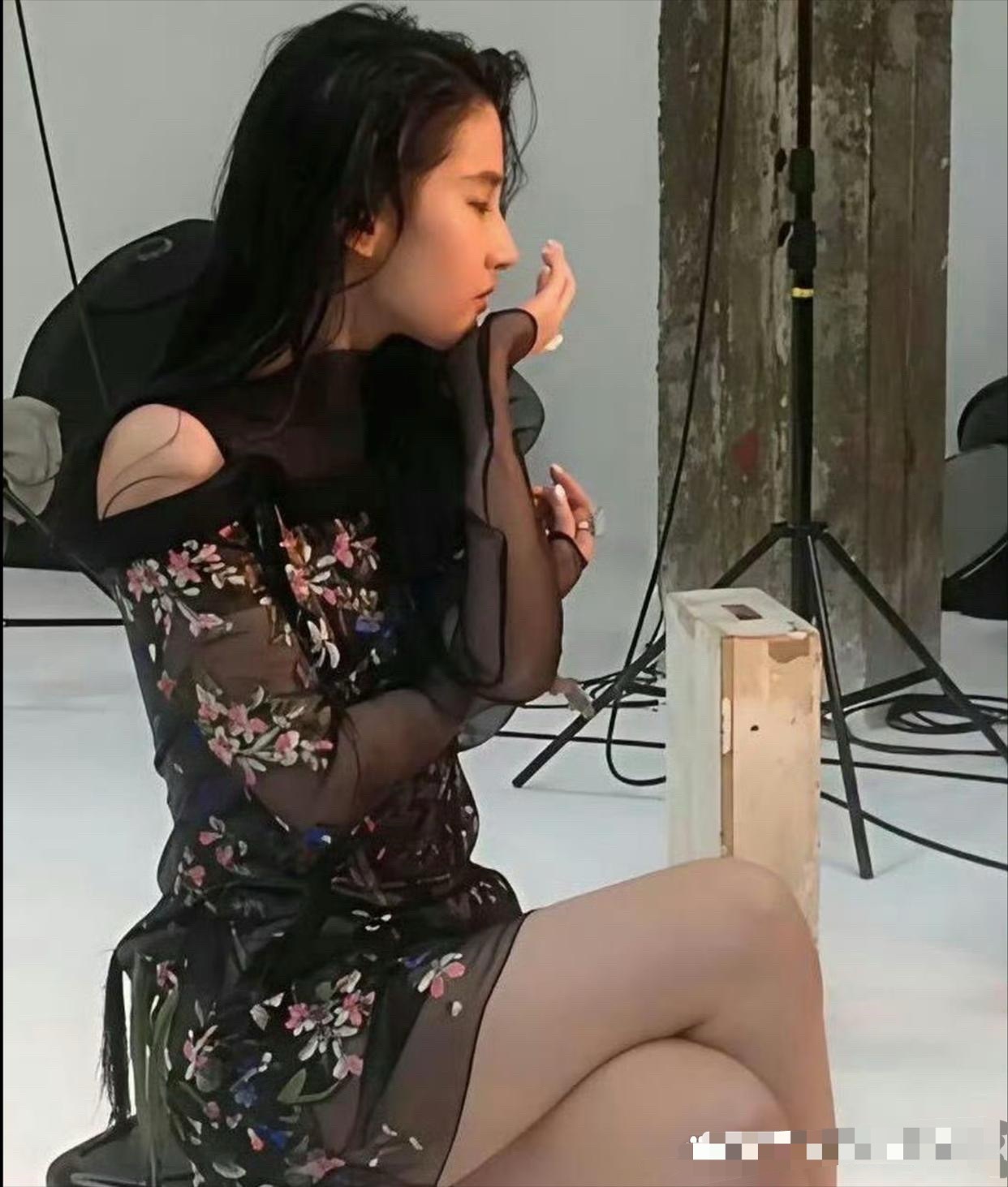 看到刘亦菲这肚子 瞬间释怀了 