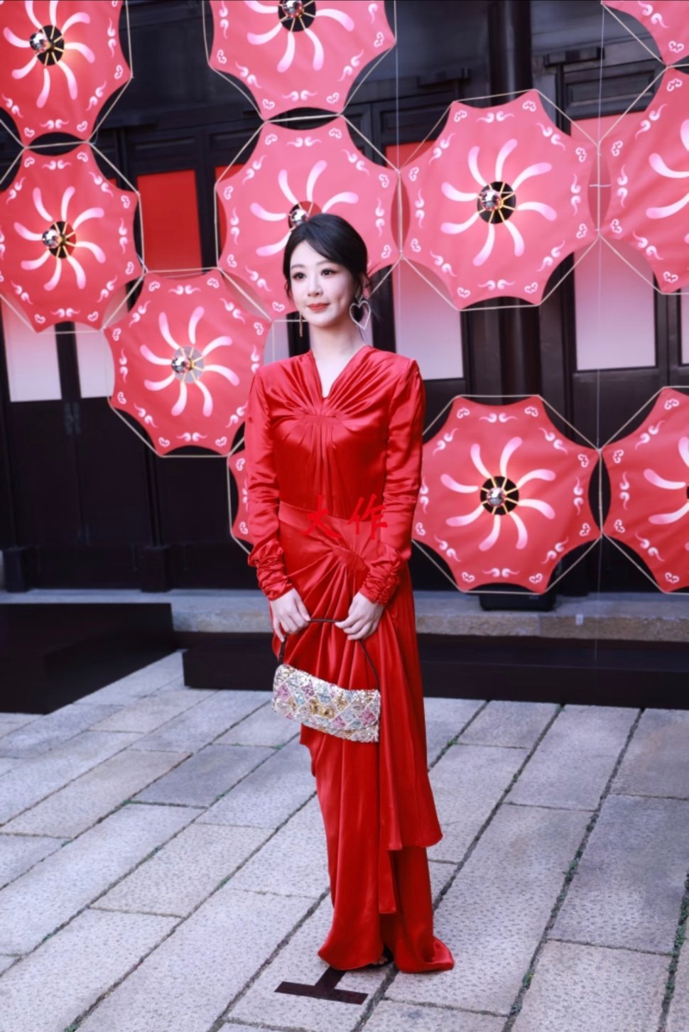 杨紫华伦天奴线下活动图🈶上身华伦天奴26年春夏系列红色礼服 