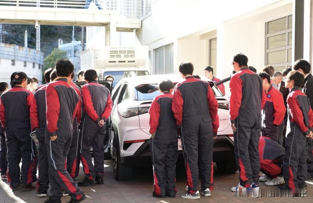 🇨🇳比亚迪在日本，格局直接拉满！
 
万万没想到，比亚迪不仅把车卖到了日本，