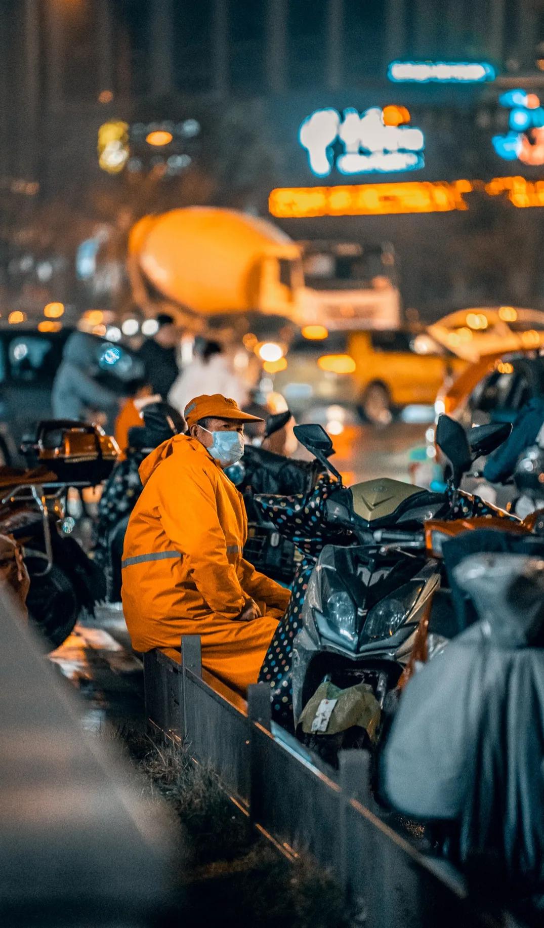 1、发微信找人帮忙，对方超过半天不回你，最好就别打电话再去问了。
2、今天请对方