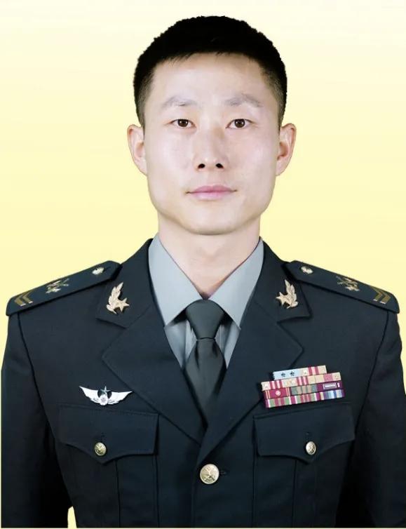 他勇于攻坚、敢闯新路，半路转岗率先成为“驭鹰人”，多次参加重大演训任务；精武强能