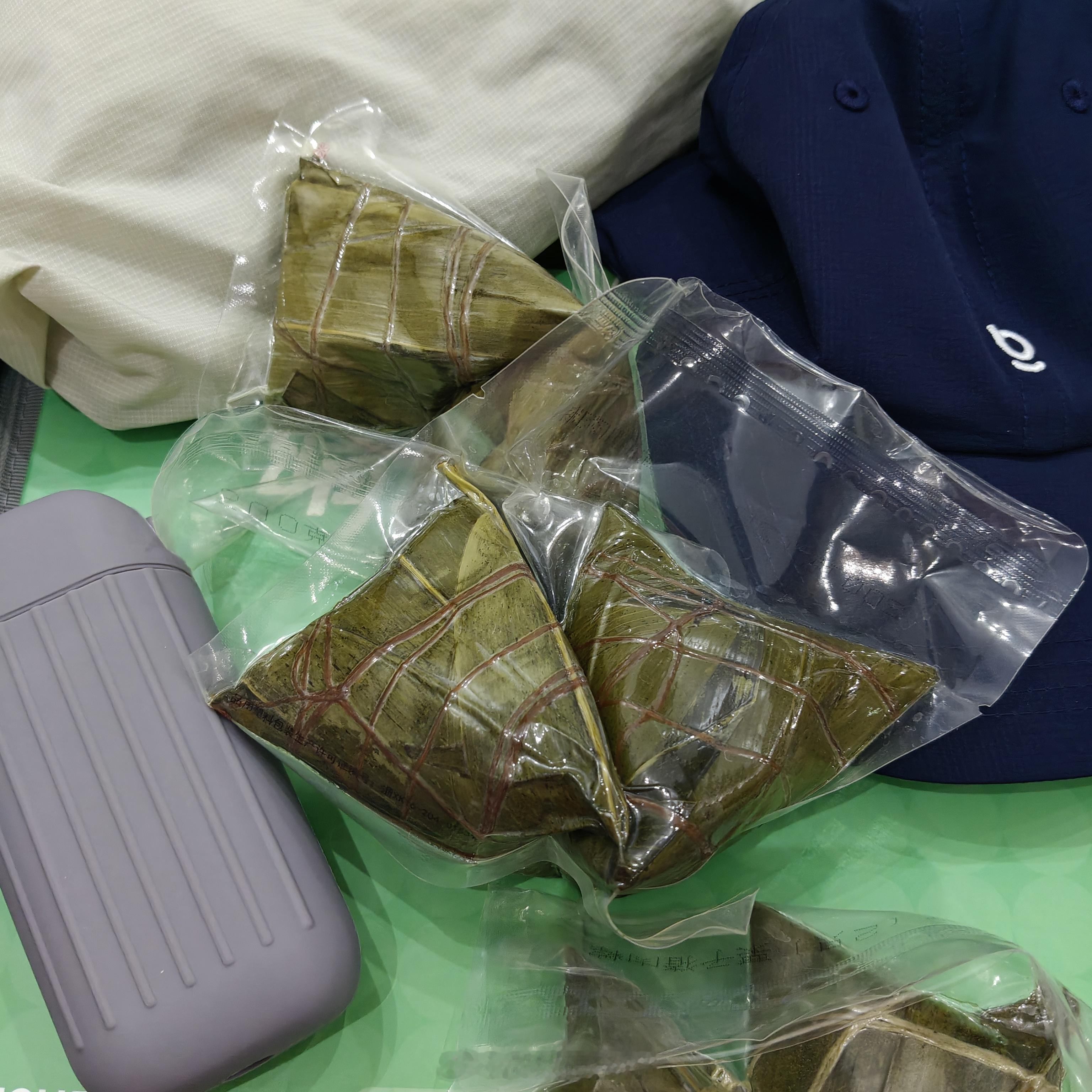 收到倍思寄来的端午礼盒打开发现——居然是个大号行李箱！这简直太懂我们这群出差党了