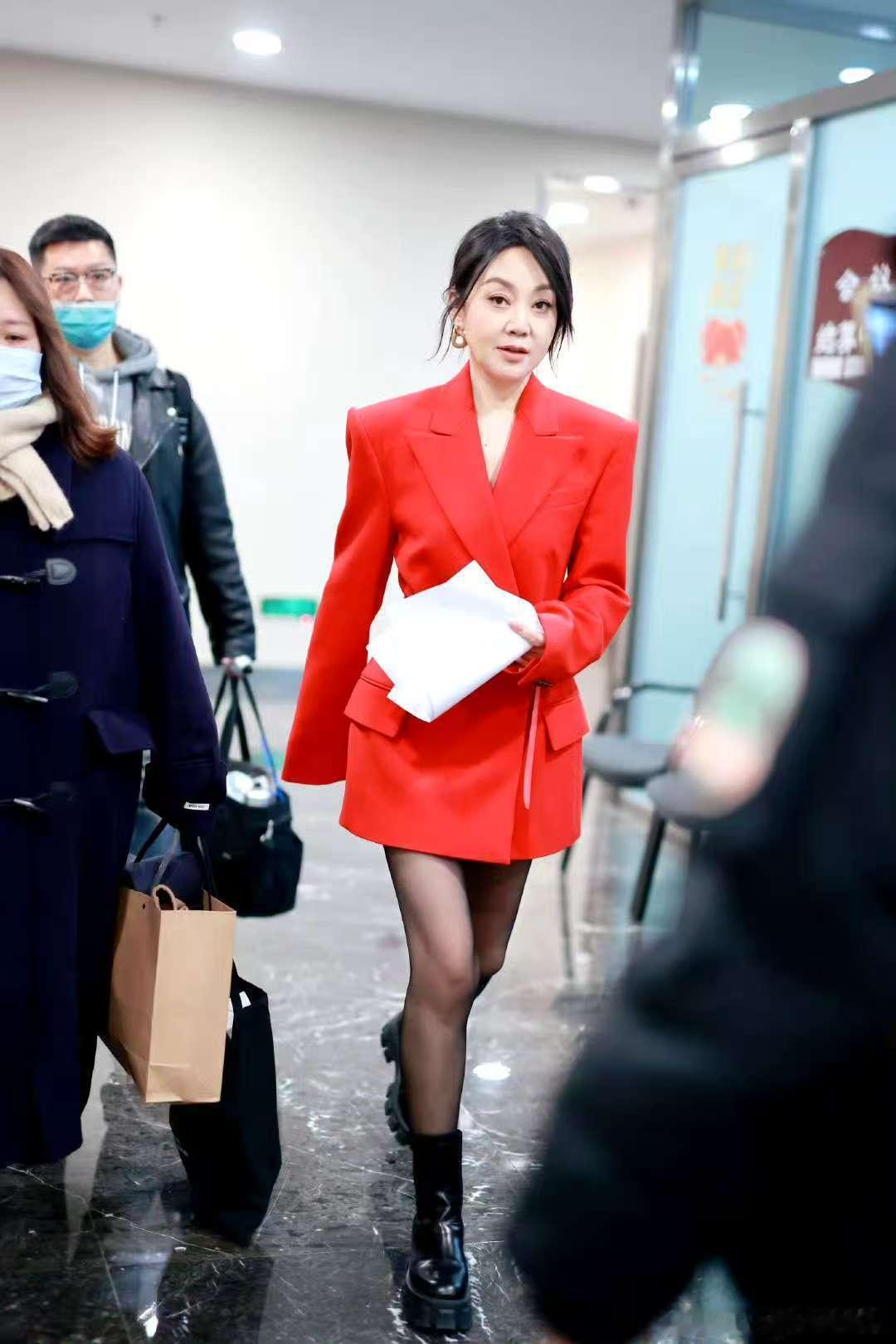 闫妮这姐感， 闫妮春晚后台娇憨姐感 ，真是太有感染力了，让人忍不住想为她打cal