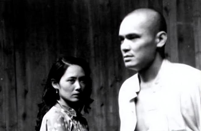 1965年，两个农民上山干活，回来路上，他们发现一块岩石上竟坐着一男一女，两人大