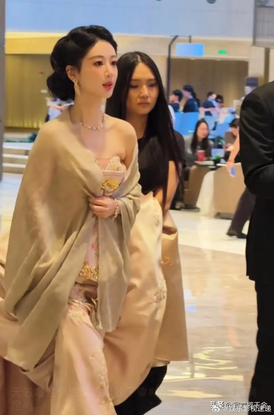 果然，杨紫一拿白玉兰奖，又有人怀疑她背后有高人，要我说，那个高人就是大家很熟悉的